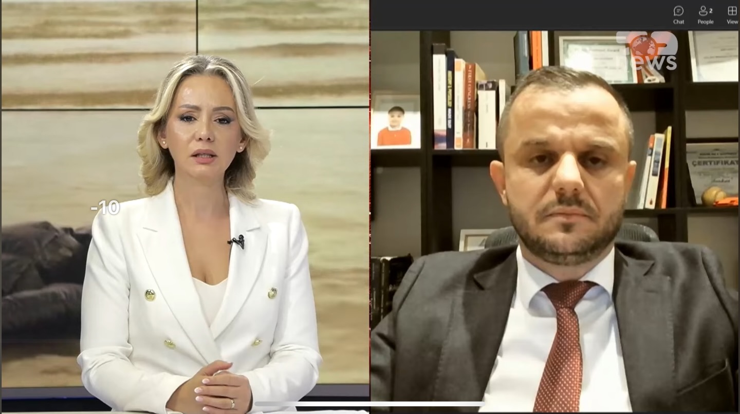Para pak minutash në @topchannelalbania
S’ka të ndalur vala e ndryshimeve ligjore në Angli.
Deri tani masat prekën kryesisht migrantët ilegalë, por tani qeveria po propozon ndryshime që prekin drejtpërdrejt edhe migrantët me leje qendrimi të rregullt në Mbretërinë e Bashkuar.
Sipas Home Secretary Shabana Mahmood (referuar BBC News), periudha për Indefinite Leave to Remain (ILR) do të rritet nga 5 vite në 10 vite për të gjithë ata që kanë ardhur pas vitit 2021.
Kjo është pjesë e një sistemi të ri të quajtur “earned settlement”, ku ILR nuk është më automatik, por duhet “të fitohet”.
Ndryshimet kryesore të propozuara janë:
* Afati standard për ILR rritet në 10 vite.
* 15 vite pritje per Migrantët qe kane mare benefite deri ne 12 muaj:
* 20 vite pritje per Migrantët qe kane mare benefite deri mbi 12 muaj:
* Punëtorët e kujdesit shëndetësor/social (post-Brexit): 15 vite (nga 5 aktualisht).
* Familjarët nuk marrin ILR automatikisht; secili duhet të plotësojë kriteret për vete.
* Fëmijët nën 18 vjeç mund të aplikojnë me prindërit; për të rriturit ka kushte të veçanta.
Kriteret e reja të detyrueshme për ILR:
* Anglisht në nivel A-level.
* Të ardhura mbi £12,570/vit për të paktën 3 vite.
* Rekord penal i pastër.
* Dëshmi integrimi dhe kontributi ekonomik.
Rrugët e shpejta të mundshme (fast-track):
* Mjekët dhe infermierët në NHS: ILR pas 5 viteve.
* Talente të larta, sipërmarrës dhe të ardhura të larta: ILR pas 3 viteve.
* Rrugët ekzistuese për viktimat e dhunës në familje, partnerët e mbetur ve dhe refugjatët e rishpërndarë mbeten në fuqi.
Referuar BBC, këto masa pritet të prekin rreth 2.6 milion migrantë ligjorë që kanë hyrë në MB që nga viti 2021 – ndër ta edhe një numër shumë i madh shqiptarësh.
Konsultimi mbyllet më 12 shkurt 2026, ndërsa masa pritet të hyjnë në fuqi nga pranvera 2026