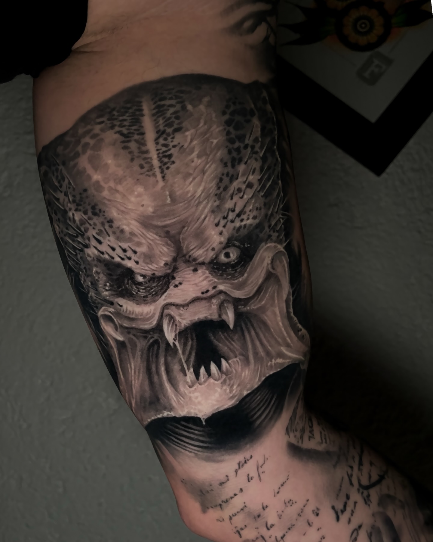 8 years later and this 2017 Predator piece is still holding up insanely well. Realistic tattoos are often seen as less durable, but I’m stoked that this one proves that rumour wrong. With the right technique, design, and skin care, realism can stay solid for years. ✌️
#realism #realismtattoo #realistictattoo #predator #tattooart