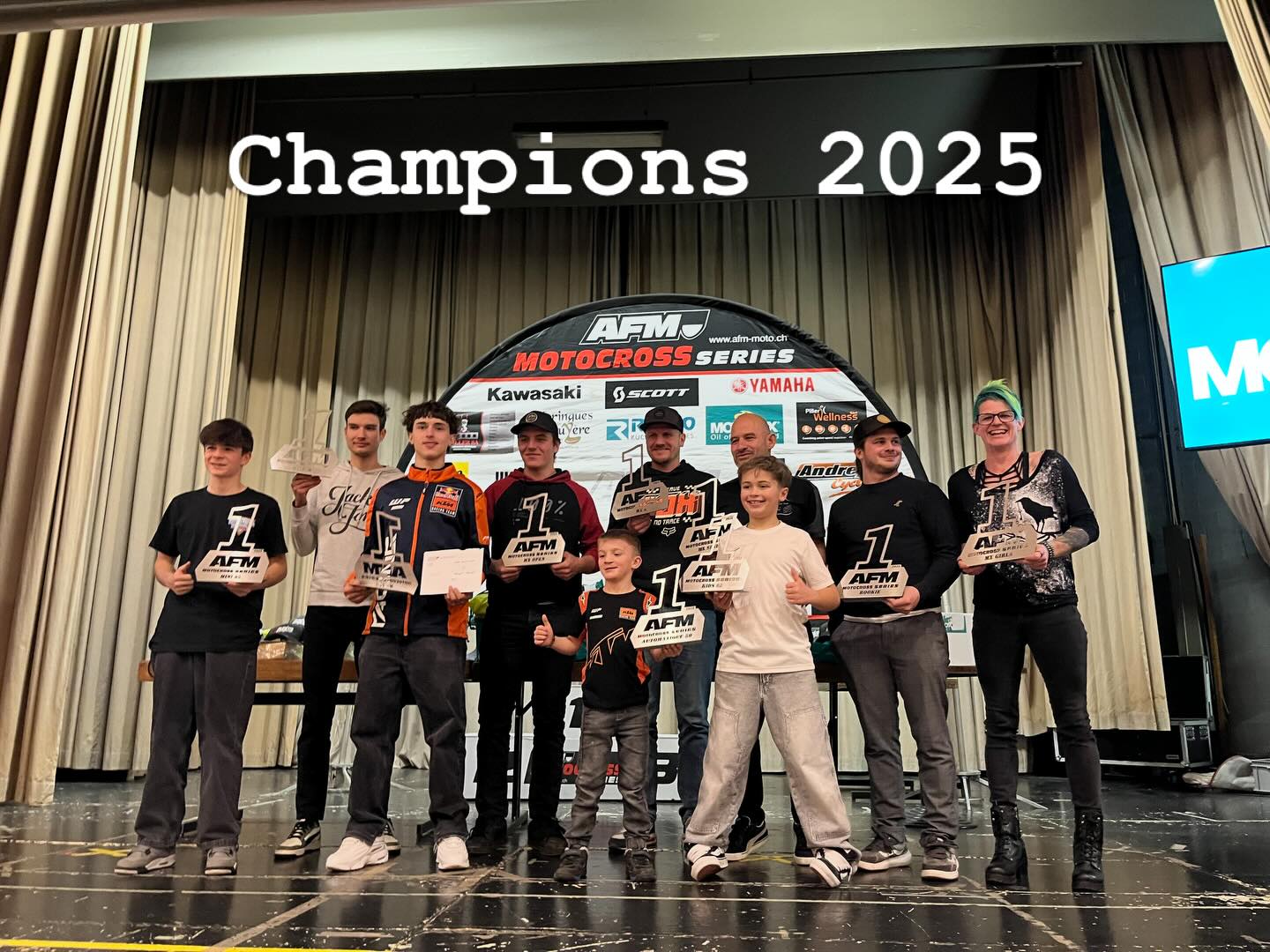 Gratuliere an unsere Champions 2025!
Ihr habt uns eine grossartige Saison geschenkt – voller Spannung, Emotionen und wunderschöner gemeinsamer Momente.
Wir möchten auch allen Klub herzlich danken: Die Rennen, die ihr organisiert habt, lassen unser Championship leben und machen es zu dem, was es ist!
Ein riesiges Dankeschön geht ebenfalls an alle Freiwilligen. Eure Präsenz, eure Energie und eure Hilfsbereitschaft sind das pulsierende Herz unserer Organisation. Ohne euch wäre all das nicht möglich – wir wissen das sehr zu schätzen.
Vielen Dank auch an Bluefire, an die OCN sowie an alle, die Zeit, Ideen und Unterstützung einbringen, um unser Championship voranzubringen. Jede und jeder trägt einen wichtigen Teil dazu bei – und genau diese gemeinsame Kraft macht unser Abenteuer so besonders.
Dank euch allen bleibt die Saison 2025 ein wunderbares Erlebnis. Lasst uns weiterhin gemeinsam vorwärtsgehen – mit guter Laune, Kameradschaft und der Leidenschaft, die uns verbindet.
Bravo à nos Champions 2025 !
Vous nous avez offert une superbe saison, pleine de spectacle et de beaux moments partagés.
Nous voulons aussi remercier chaleureusement tous les clubs : les courses que vous avez organisés font vivre notre championnat!
Un énorme merci également à tous les bénévoles. Votre présence, votre énergie et votre disponibilité sont le cœur battant de notre organisation. Rien ne pourrait se faire sans vous, et nous vous en sommes vraiment reconnaissants.
Merci à Bluefire, à l’OCN, et à toutes les personnes qui donnent du temps, des idées et du soutien pour faire avancer notre championnat. Chacun apporte sa pierre à l’édifice, et c’est cette force collective qui rend notre aventure si belle.
Grâce à vous tous, la saison 2025 restera un excellent souvenir. Continuons à avancer ensemble, dans la bonne humeur, la camaraderie et la passion qui nous rassemble.
Encore bravo, et merci à toute la « famille du motocross fribourgeois » !