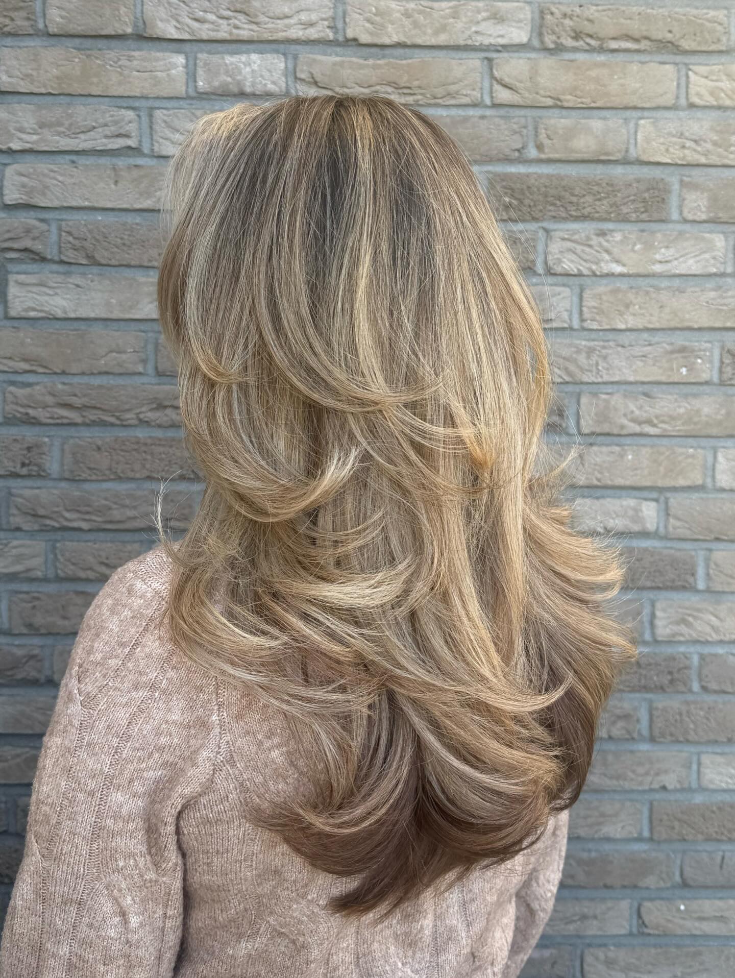 Zacht, stralend en tijdloos blond ✨
Het perfecte resultaat wanneer techniek, gezondheid en glans samenkomen. Blond done right. #kevinmurphy #kmhair #kmlove