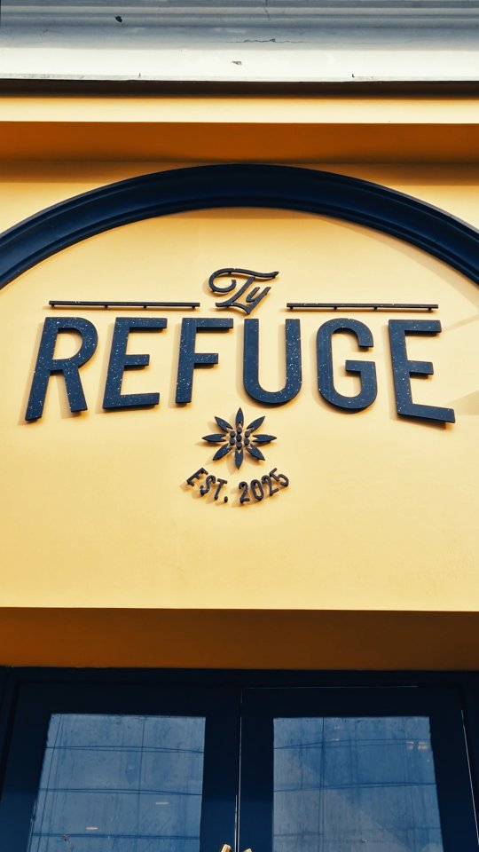 🔥🪵❄️ Ça a chauffé à l'atelier pour @ty_refuge !
🪚 Une enseigne drapeau en bois brûlé ( Mélèze local de @scieriedelandi ) , une grande première.
♻️ Un ensemble enseigne et signalétique en plastique recyclé 100% breton ( from @atelier.rehab
, ça bouge pas )
⛷️ @ty_refuge ouvre ses portes, ambiance chalet de haute montagne et spécialités savoyardes au programme .