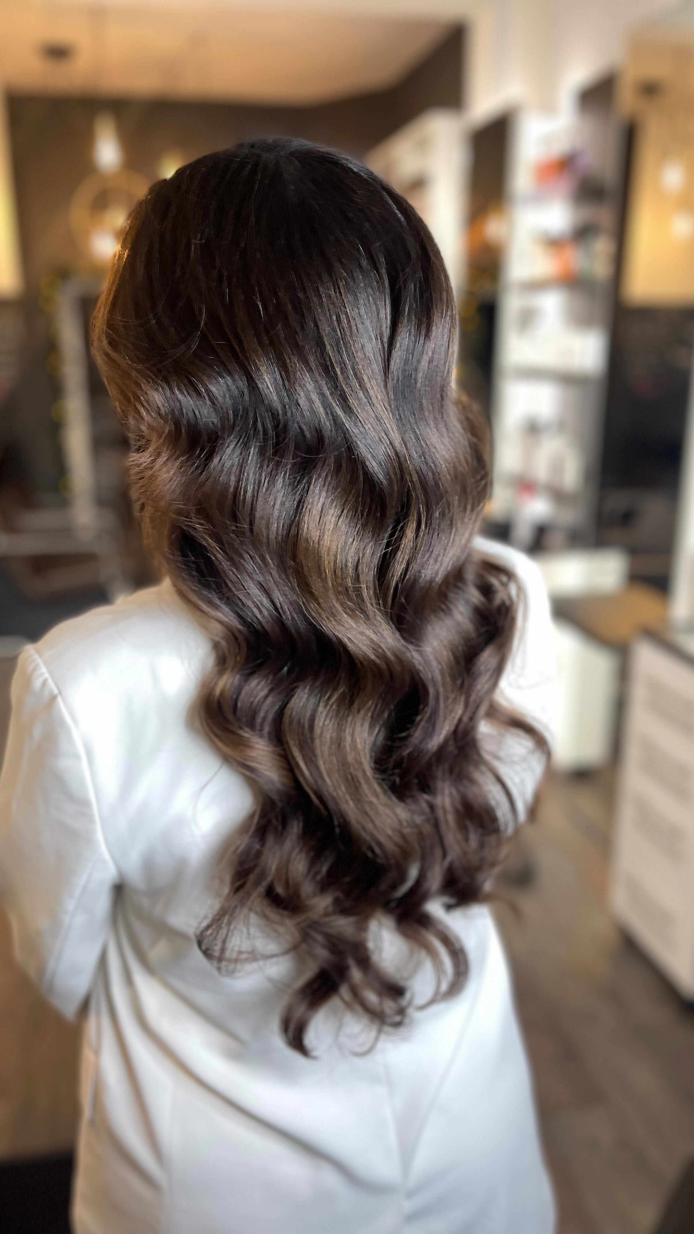 ✨ Natural Balayage – der Farblook, der lange schön bleibt
——
Eine Balayage ist nicht nur ein ästhetischer Hingucker, sondern auch ein echter Geheimtipp für langanhaltende Farbfrische.
Dank der frei handgemalten Highlights entstehen weiche Übergänge ohne harte Ansätze – dein Look wirkt selbst nach Monaten noch natürlich und harmonisch.
Durch die sanfte Technik wächst die Farbe besonders unauffällig heraus, sodass du deutlich längere Zeit Freude an deinem Ergebnis hast. Weniger Nachfärben, mehr Glow!
💛 Für alle, die einen zeitlosen und langlebigen Farblook möchten.
❗️Je heller du von deinem Naturton abweichen möchtest, desto länger / aufwändiger ist die Dienstleistung und öfter ist eine Auffrischung erforderlich.
——
#balayage #beckerbeauty #friseurdüsseldorf