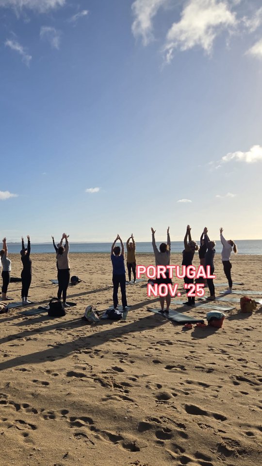 ✨ 𝐏𝐨𝐫𝐭𝐮𝐠𝐚𝐥… 𝐞𝐞𝐧 𝐰𝐞𝐞𝐤 𝐝𝐢𝐞 𝐛𝐞𝐰𝐨𝐨𝐠!
Niet alleen in de zon, ook in de regen.
Op de mat én daarbuiten.
Een week waarin we:
☀️ genoten met blote voeten in het zand
🌦️ lachten in de regen
🔥 opwarmden bij de haard
🌊 speelden in de golven
🧘♀️ yoga binnen én buiten lieten landen
🥗 samen tafelden, thuis én uit
💆♀️ ons lieten verwennen met massages op onze kamer
🎲 spelletjes speelden
🎉 een jarige toezongen
🥾 de kliffen opzochten voor grote uitzichten
Het was een week van rust én reuring, lichtheid én diepte. Het stroomde. Samen én met eigen tijd.
👉 Portugal, met je pastel de nata en zoveel meer.
Volgende kans: 7 t/m 13 maart 2026
Iets voor jou?
Zie link in bio.
#yogametsuus #yogareizen #yogavakantie #portugalyoga #yogadiebeweegt #yogaretreat #yogainspiratie #lagosyoga #yogametzee