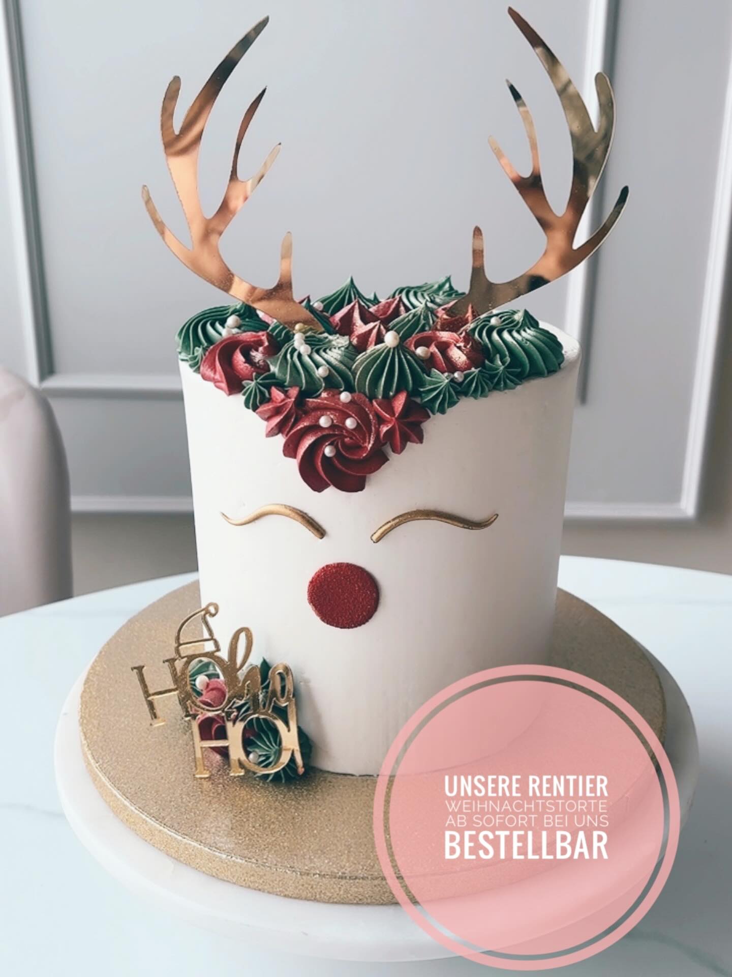 Ab sofort könnt ihr unsere Rentiertorte vorbestellen!
Sie ist perfekt für etwa 8 Personen und darf an den Weihnachtstagen eure Tafel verzaubern.
Die Abholung ist vormittags am 24., 25. und 26. Dezember möglich.
Für 70 € zaubert die Rentiertorte euch ein Stück Weihnachtsglanz auf den Tisch.
Für den Geschmack habt ihr zwei winterliche Varianten zur Auswahl:
• Nussböden mit Mascarpone-Zimtsahne und Pflaumenfüllung
oder
• Schokoböden mit Schoko-Frischkäsecreme und Apfelfüllung
#cake #reindeer #cakeorder #weihnachtsspecial #torte #news #christmas #christmasspecial #giftideas #geschenkideen #cakeinspo #cakedesign #bakedwithlove #baddürrenberg #leipzig #konditormeisterin #patisseriezuckerliebe