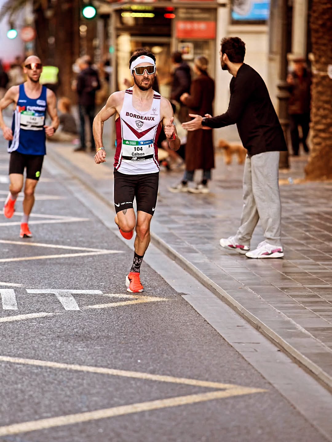 🇪🇦 Valencia 25 👟
Il y a des contre-perfs qui font mal à la tête mais celle-ci n'en fait pas partie.
Passage en 1h06'10 au semi en jonglant entre plusieurs groupes puis grosse claque au 25ème avec un bon coup de bambou. Ça tient jusqu'au 33 en ralentissant puis je m'arrête mais impossible d'abandonner encore une fois ici. Je décide d'attendre @tod.enzo pour l'accompagner vers la ligne bleue qu'il franchit en 2h34'19, pour un objectif de 2h35. C'est ma vraie satisfaction de "coach".
2025 aura été marquée par pas mal de changements : la naissance de ma fille W/ @khadiatachiante , le lancement de Run GC Coaching tout en jonglant avec mon activité d'intervenant-formateur et un entraînement en autonomie.
J'ai tenté certaines choses : double seuil, musculation, moins de compétitons préparatoires et des semaines plus volumineuses sur les 6 dernières semaines. Le 20km de Paris m'avait conforté dans cette voie. Mais cette approche n'est peut-être pas optimale dans cette nouvelle vie de papa où les nuits ne sont plus aussi récupératrices.
Pas de regret d'avoir tenté même si le challenge était sûrement un poil trop ambitieux. 2h14 restera probablement ma meilleure marque sur la distance (réalisée à 2 reprises) et ça reste cool de se dire que j'ai sûrement atteint mon max sur cette distance mythique !
Merci à ceux qui m'accompagnent 👇
@bordeaux_athle
@runfinity_
@top4running.fr
📸 @running_cv