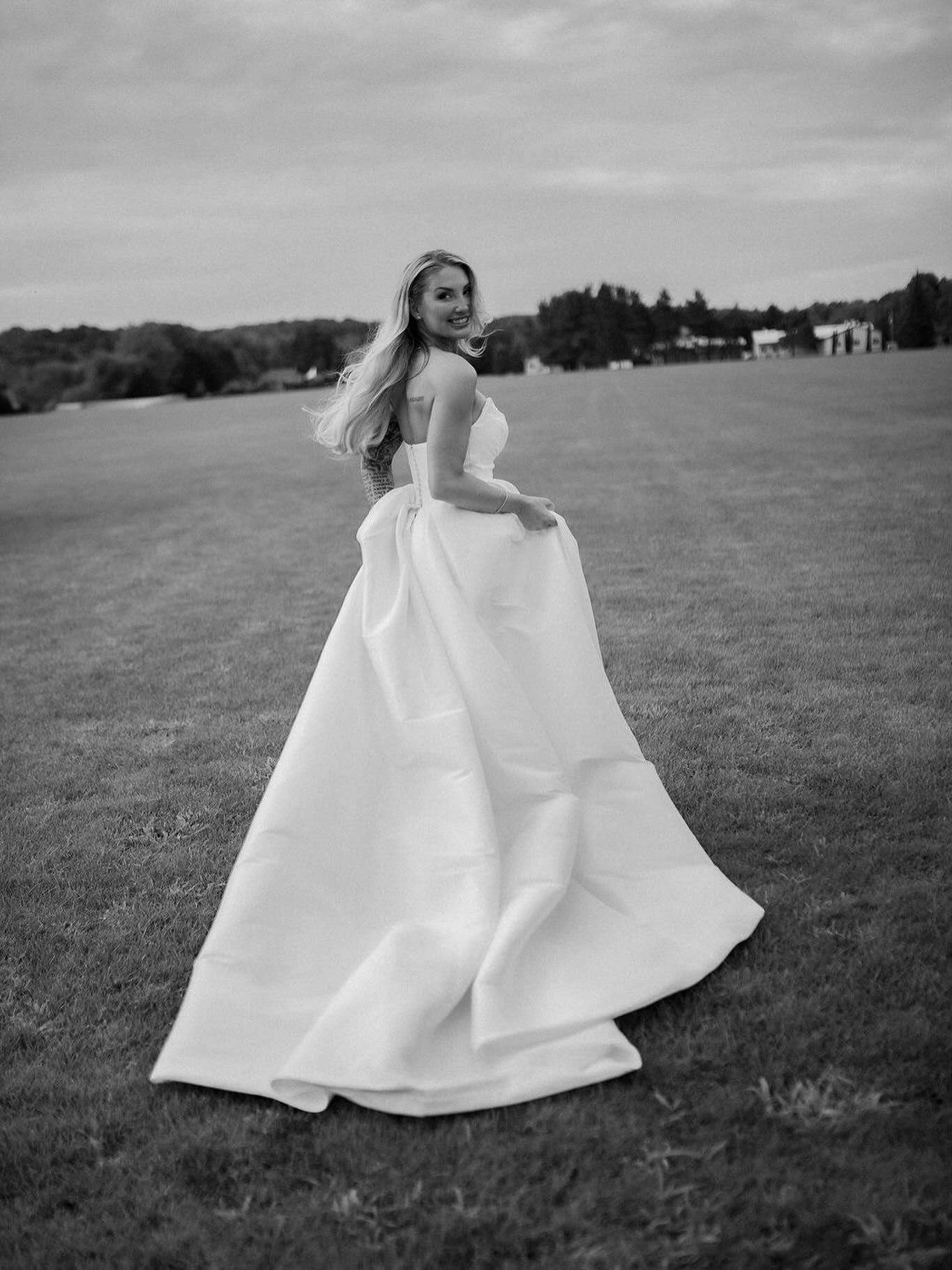 Capturing the timelessness of a moment 🤍
The team :
Wedding planner: @erikaco.events
Venue : @poloparcfarms
Marquee : @sperrytentscanada
Catering: @hbevenement
DJ : @brunoberdnikoff
Florist : @ateliercarmel
Stationery : @whitewillowpaperco
Photographer : @sarahbastien_photography
AV : @contakav
Rentals: @tenuedesoiree_ @celebrationsgroup @divalocation
Band : @tuxedo_swing_productions
Wedding cake : @henriettedesserts
Bride and groom : @the_reimbold & morganadamsmoisan