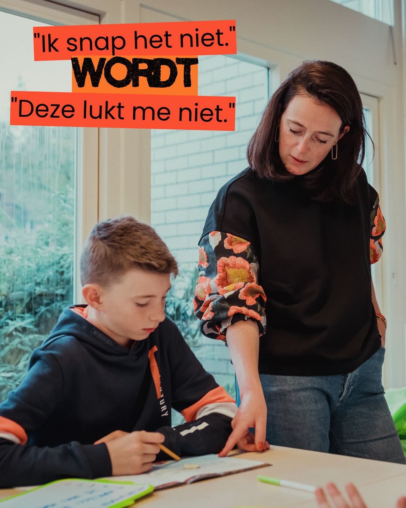 🔥 Tip van de week!
Leer leerlingen om te zeggen dat iets (nog) niet lukt.
In plaats van te zeggen dat ze ‘het niet snappen’.
Je kent het waarschijnlijk wel. Je hebt instructie gegeven, gecheckt of leerlingen de vaardigheid zelfstandig kunnen uitvoeren en het concept begrijpen en als gevolg daarvan laat je ze beginnen aan de zelfstandige verwerking. Je wilt beginnen aan een eerste hulpronde of je staat op het punt de tijd nemen voor de verlengde instructie en dan gaat er een vinger de lucht in.
“Ik snap het niet!”
Voordat je hier vanaf nu inhoudelijk begeleiding geeft, wil ik je de tip geven om je leerlingen aan te leren deze zin vanaf nu te veranderen in ‘deze som/opdracht/vraag lukt me niet.’ Wat is er mis met ‘ik snap het niet.’?
Ten eerste is ‘het’ veel te vaag. Wat snapt de leerling dan niet? En als we dit zouden vragen krijgen we waarschijnlijk ook geen eenduidig antwoord omdat het voor zowel kinderen als volwassenen bijna niet te doen is om aan te geven wat ze niet snappen als ze het niet snappen. Is het strategie, is het onderliggend begrip, is het één van de stappen, is het de urgentie? Wat snap je niet?
Ten tweede is de opmerking niet logisch. Als je in de laatste check van het begeleid inoefenen 2 opdrachten goed hebt uitgevoerd dan kan het niet zo zijn dat je volledig vastloopt als je zelfstandig aan het werk moet. Tenzij je niet volledig zelf je check opdracht hebt uitgevoerd. Als dat zo is, heb je een mooi zelfreflectiemomentje nodig.
Ten derde is deze opmerking niet helpend. Niet voor de mindset van de leerling en niet voor de leraar want je kan er niet zoveel mee. Het voelt hulpeloos.
Wat dan wel? ‘Deze lukt me (nog) niet.’ Het is veel concreter. Het beperkt zich tot de ene som/vraag/opdracht waar de leerling op dit moment op vastloopt. Het is als leraar ook veel prettiger om te reageren op deze opmerking. Je kan samen de stof induiken, je kan de leerling per stap vragen om de handeling uit te voeren zodat je er samen achter kan komen wat precies niet lukt. Om vervolgens ervoor te zorgen dat het wel lukt. Wat het woordje ‘nog’ ook impliceert!
Als iets wel lukt zorgt het voor een gevoel van competentie. Dat snappen we allemaal.