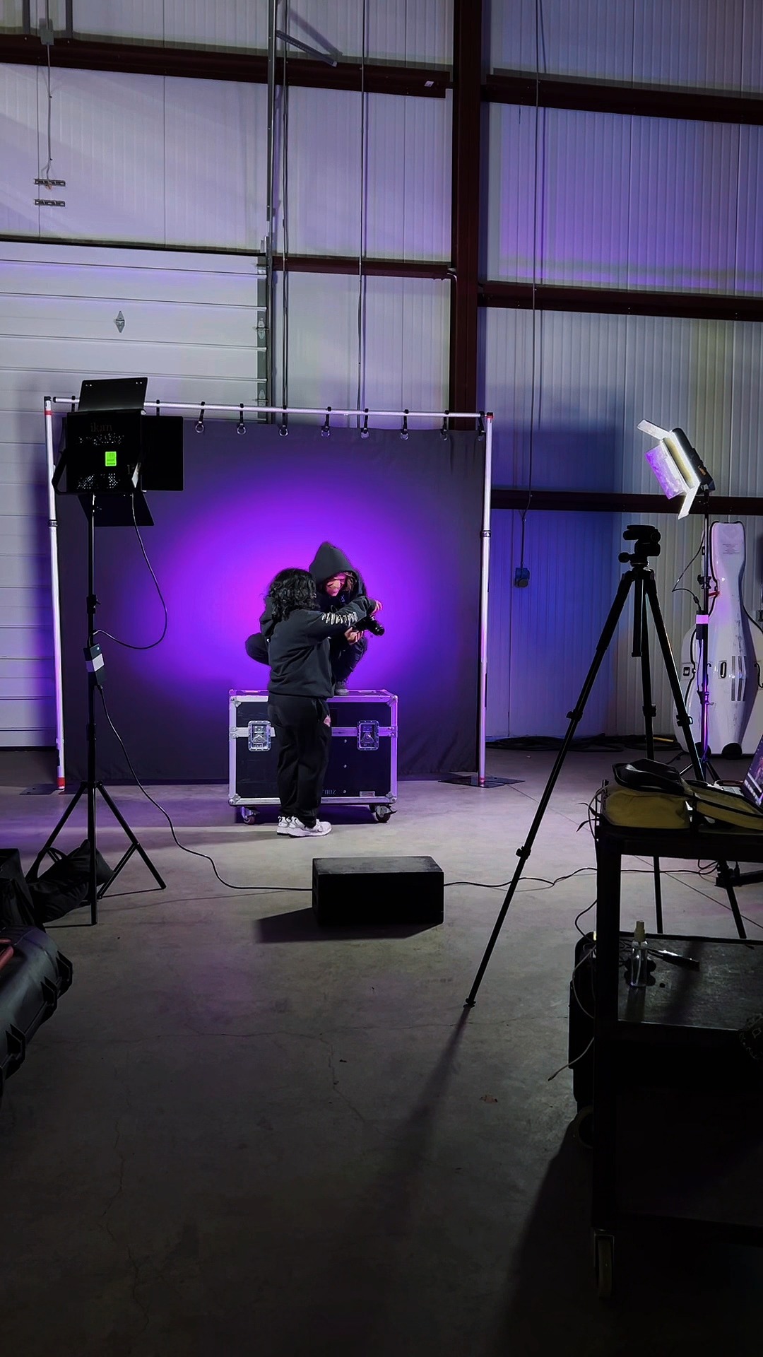 From lights to laughs, here is a behind the scenes look with Ryan 📸🔧 🧰
#SixProductions #PhotoDay #NewCrewMember #LiveEventProductionCompany #WarehouseSupervisor #LightsCameraSmile #BehindTheScenes #ProductionDay #OnSet