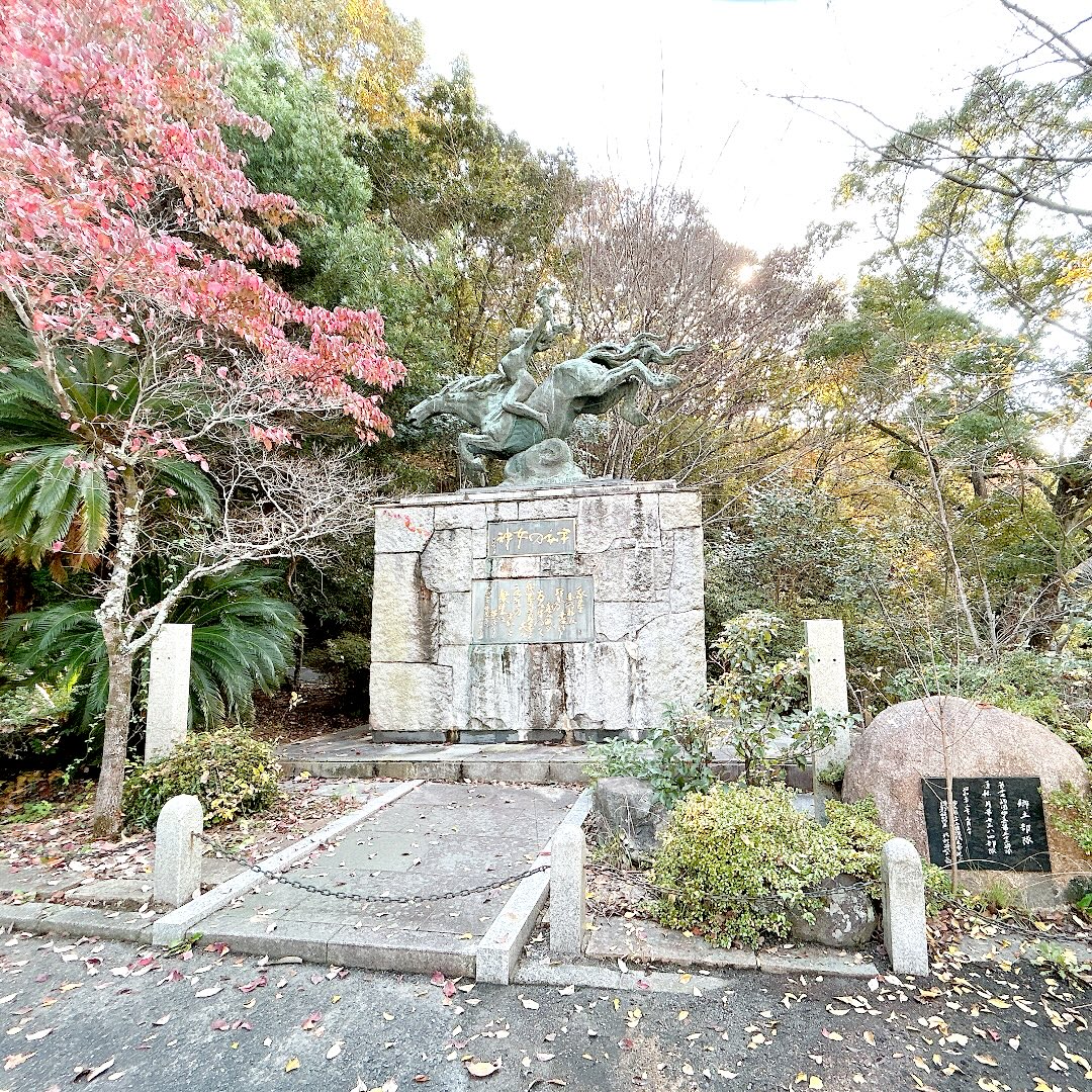 北村西望《平和の女神》
岡山縣護国神社(岡山市)
Seibo Kitamura "The Goddess of Peace"
Okayama Gokoku Shrine, Okayama City
岡山市中区にある岡山縣護国神社は
幕末から第二次世界大戦までの
戦没者・犠牲者を祀る神社です⛩️
境内には多くの慰霊碑が並んでいます
その鳥居前には北村西望の
《平和の女神》が設置されています✨
足元の「歩兵第五十三聯隊顕彰碑」とともに
平和への祈りが込められたモニュメントです🕊️
---------------------------------------------
Okayama Gokoku Shrine in Naka Ward,
Okayama City, is dedicated to those
who lost their lives in wars
from the late Edo period to World War II.
In front of the torii gate stands Goddess of
Peace by sculptor Seibo Kitamura,
accompanied by a monument honoring
the 53rd Infantry Regiment.
It is a quiet place that conveys a prayer
for peace.
#北村西望 #平和の女神 #神社 #平和
#岡山縣護国神社 #岡山 #彫刻 #記念碑
#真の平和を戦争なき世界を
#SeiboKitamura #GoddessOfPeace
#OkayamaGokokuShrine #PeaceMonument
#WarMemorial #ShrineArt #PrayForPeace
#TruePeaceWarlessWorld