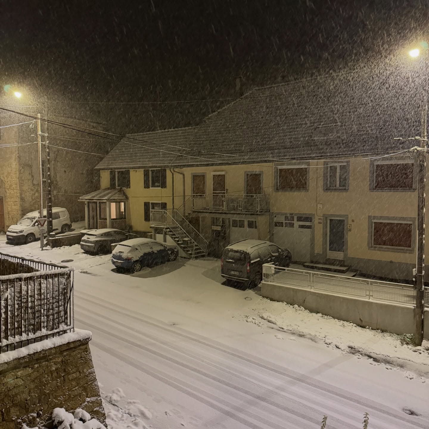 ❄️⏳ OFFRE EXCEPTIONNELLE : BLACK FRIDAY MÉTÉO EDITION SPÉCIALE PAYS HORLOGER ❄️⏳
On n’a pas su résister… L’offre « tenue d’hiver » du Black Friday proposée par @meteofranccomtoise pour nos paysages du @payshorloger était trop tentante !
🔹 100% de neige naturelle (garantie sans additifs, sauf si le vent décide de tout souffler)
🔹 Livraison gratuite directement devant votre porte
🔹 Stock limité : valable jusqu’à épuisement des nuages (ou jusqu’à ce que le soleil se réveille, on ne sait jamais)
🔹 Option « cocon douillet » incluse : notre chambre d’hôtes vous attend avec un chocolat chaud et pain d’épices maison
💡 Pourquoi attendre les soldes ? Ici, le Black Friday, c’est tous les matins en hiver : paysages en mode « filtre polaire » et ambiance « cocon de Noël » sans supplément.
⏰ Offre valable: dès que la météo le décide (on vous préviendra… ou pas).
📍 Lieu: Chez nous, au cœur du @pnrdoubshorloger , où le temps s’arrête (surtout quand il neige).
👉 Réservez vite avant que les flocons ne fondent… ou que les prévisions ne changent
#BlackFridayMétéo #PaysHorloger #Neige #chambredhôtes #doubstourisme #HiverMagique #lumieresdenoel #montagnesdujura