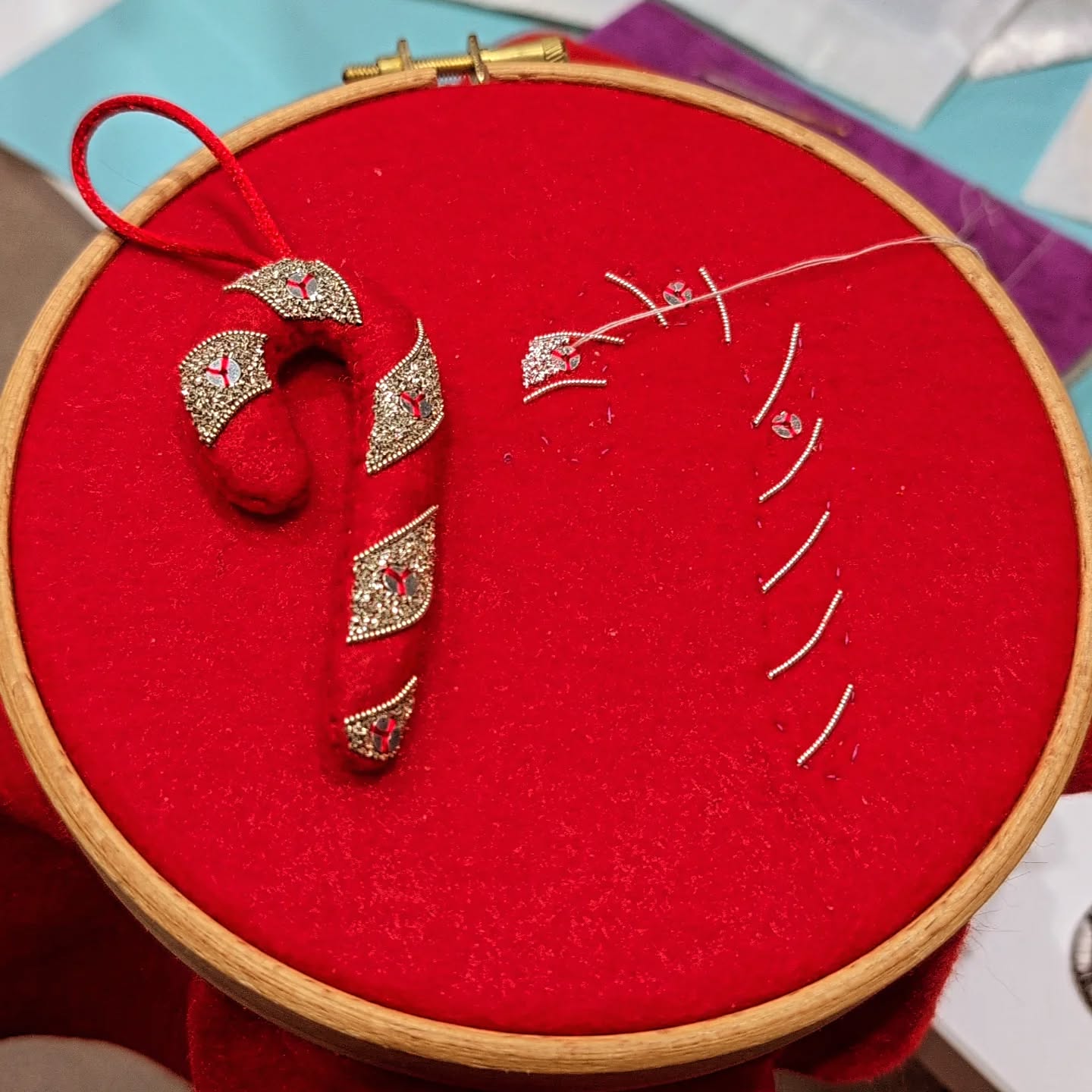 My online Candy Canes students made great progress on our first class.
There are still spaces available on my @royalneedlework day class at Hampton court palace, December 6th, which is even more magical when all the Christmas decorations are up! Link in bio 🎄
We focused on one cane and I planned a two week gap so they can finish the second cane before we start construction.
#christmasembroidery #candycane #goldwork #embroiderylove #embroideryonline #embroiderytutor
