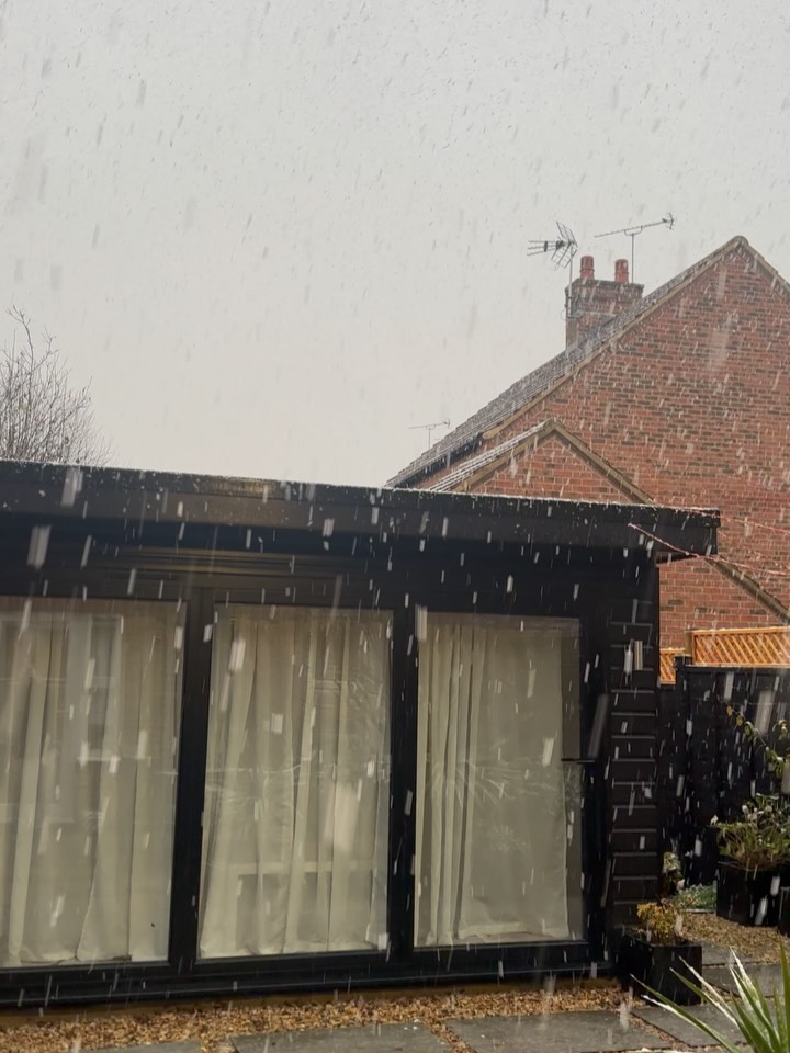 NOVEMBER ❄️
~ snow in November
~ soothing & hydrating Dermaviduals treatments
~ sunrises
~ cosy Sunday roasts
~ clients loving the new SQT bio microneedling treatment
~ Dermalux LED being a favourite as always with clients
~ preparing Christmas bags for my lovely loyal clients
Happy 1st day of December! ✨🎄