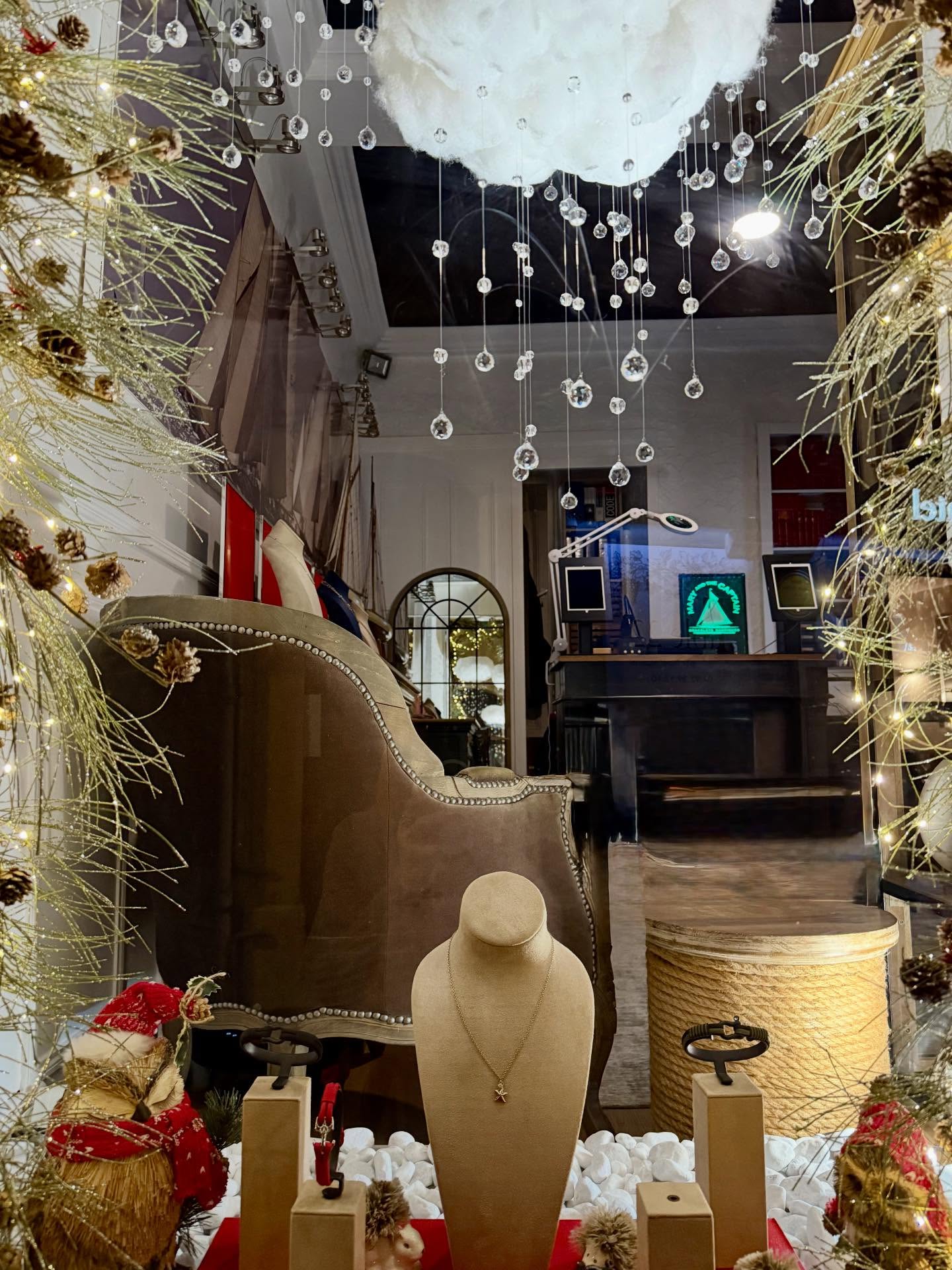 Voici un petit aperçu de notre vitrine… elle n’est pas encore finalisée, mais l’esprit de Noël est déjà là 🎄💫🎁