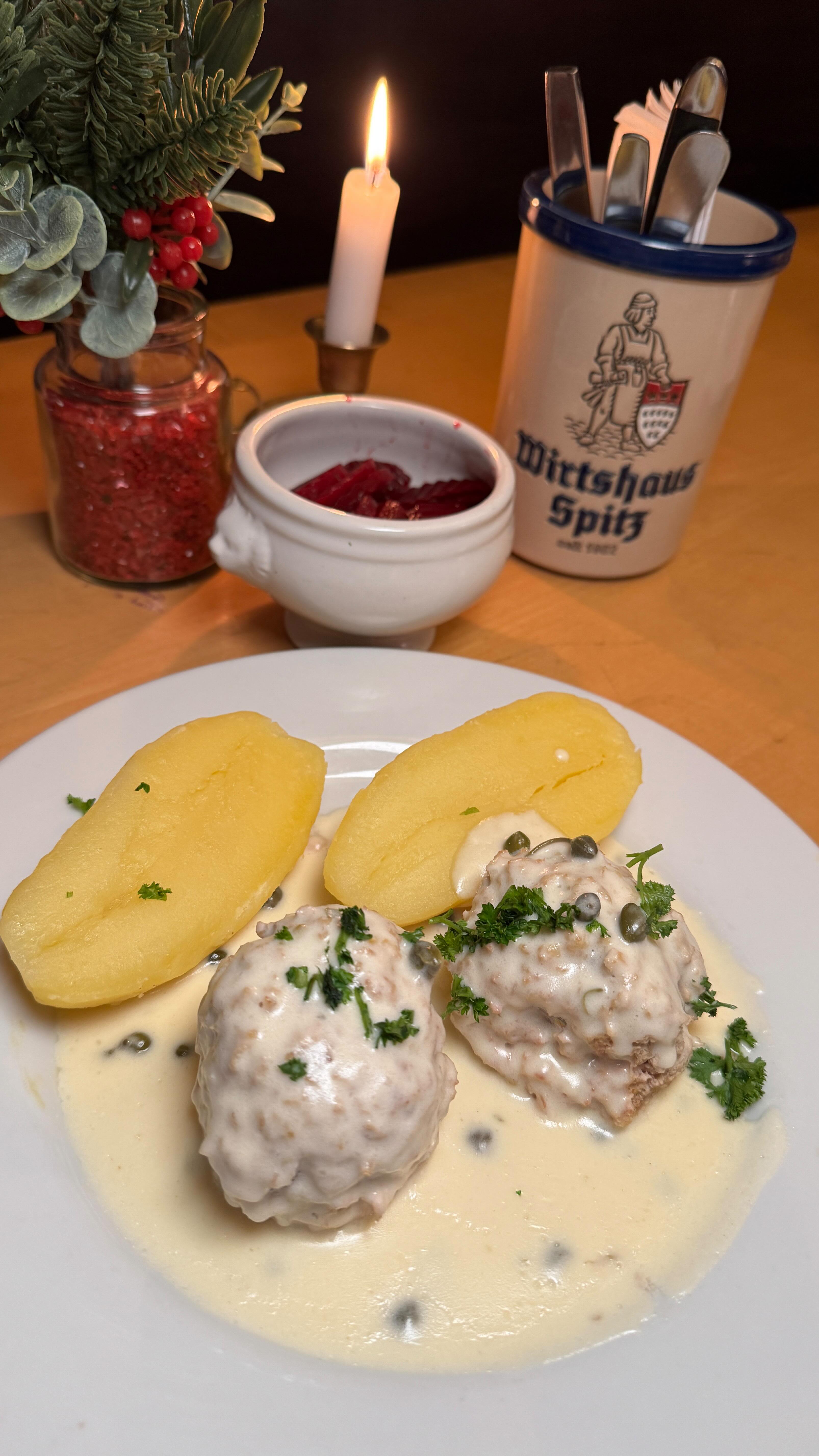 Hausmannskost wie sie sein muss.
Unsere Königsberger Klopse werden nach klassischer Rezeptur zubereitet: zart, saftig und in einer cremigen Kapern-Sauce.
Dazu: perfekt gekochte Salzkartoffeln und eingelegte Rote Beete für den feinen, erdigen Kontrast.
#colognefood #cologne #cgn #365köln #kölnbloggt #esseninköln #kölnisst #eatrealfood #veedelliebe #lifeisgood #colognelove #bestplacecologne #colognerestaurants #meatlover #koelngehtessen #brauhaus #bier #beer #brauhausköln #wirtshaus #kölngehtessen #gaffel #gaffelkölsch #kölsch
