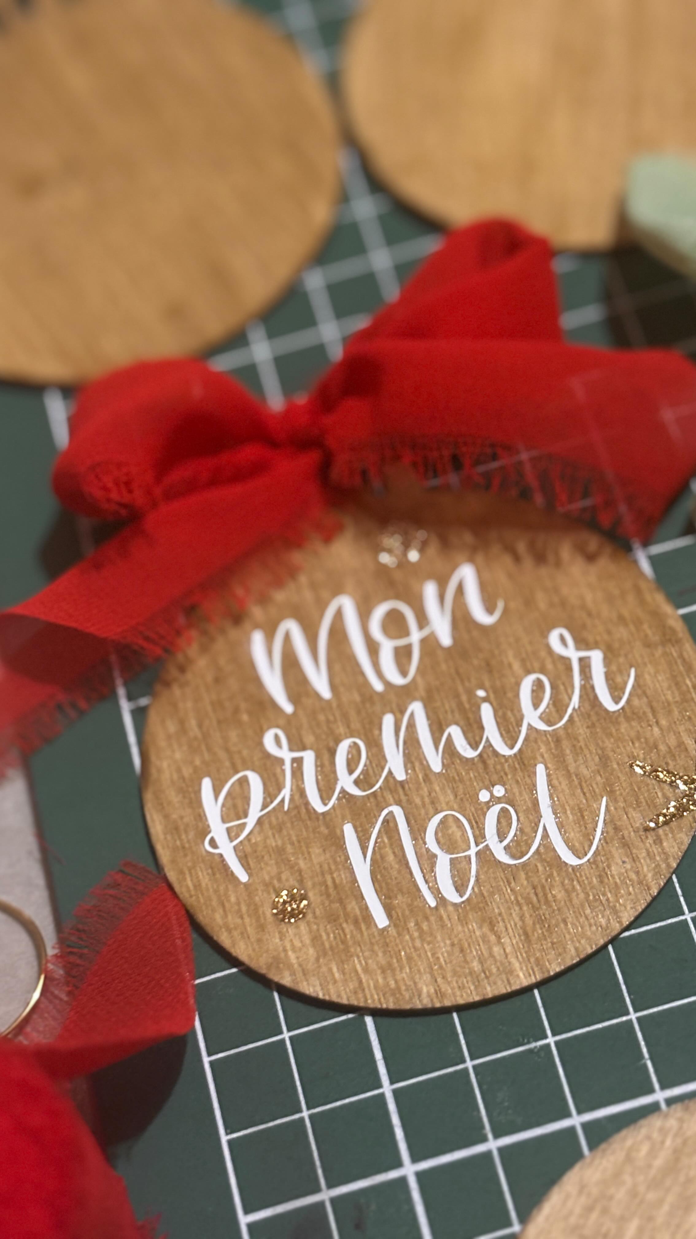 Tellement de choses en cours par ici, je ne sais plus où donner de la tête ! 😱 Alors forcément un peu moins présente sur les réseaux mais pour une super raison : je produits à fond ! 🥰
Entre préparation des marchés de Noël, fabrication de tout mon packaging, avancée de ma boutique en ligne, finalisation de la collection de Noël, c’est de la fo-lie ! Un peu de stress, de manque de sommeil aussi, mais surtout beaucoup de fierté. J’apprends, j’avance, je crée, et en continuant d’affiner mon univers je m’épanouis chaque jour un peu plus.
C’est ça, l’aventure 🥹
Promis, la boutique en ligne sort bientôt - objectif début décembre enclenché 💪🏻 - j’ai si hâte de vous faire découvrir tout mon travail de ces dernières semaines !
#linogravure #handmade #linocut #printmakersofinstagram #marchedenoel #marchédenoël #petitecréatrice #petiteentreprise #artisanat #faitmain #bijoux #creatricedebijoux #noël #christmas #christmasiscoming🎄 #magiedenoel #packaging