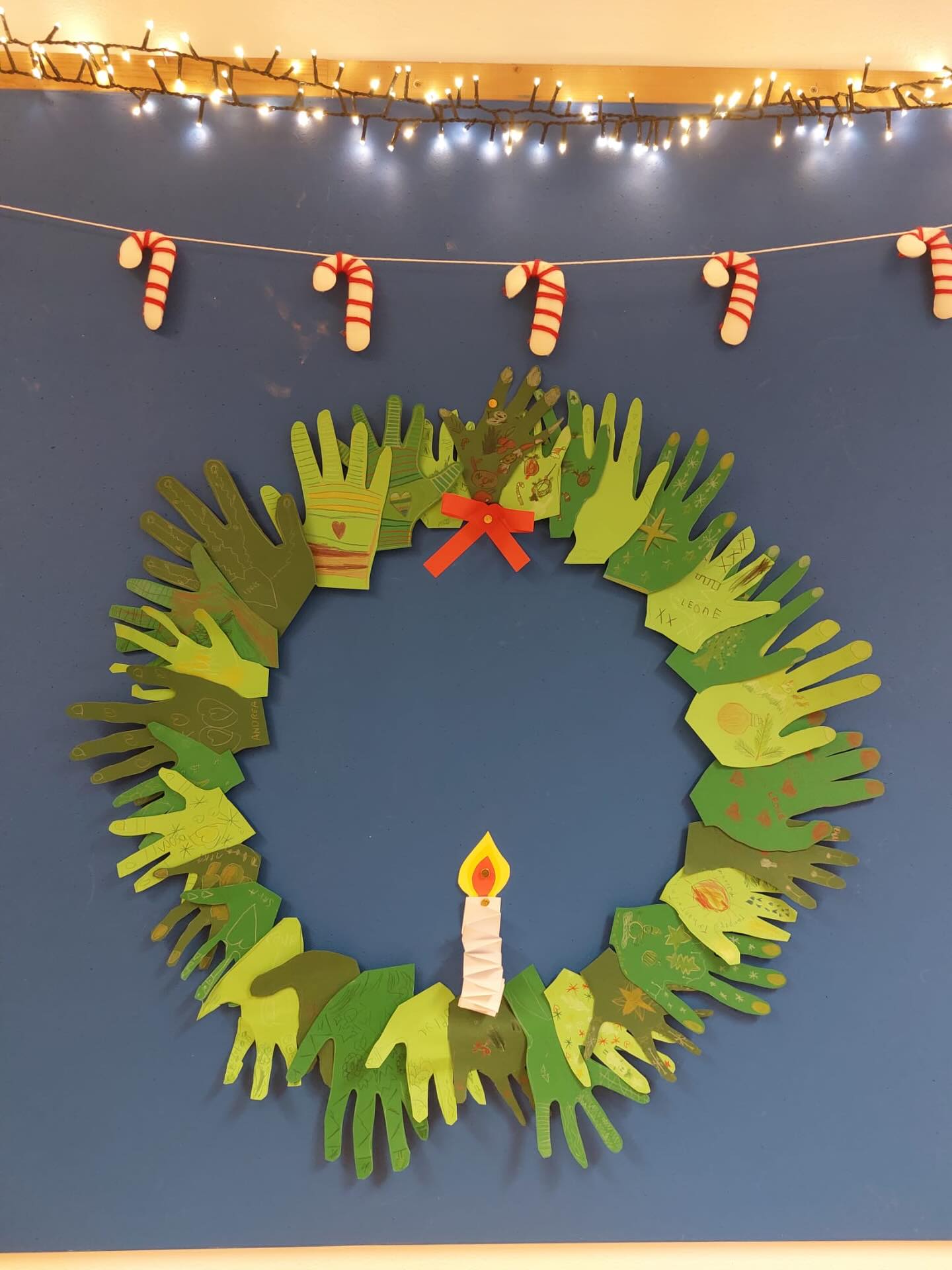 Kerst in groep 3A🎄
Tijdens de inloop hebben de kinderen en ouders van groep 3A deze kerstkrans gemaakt.