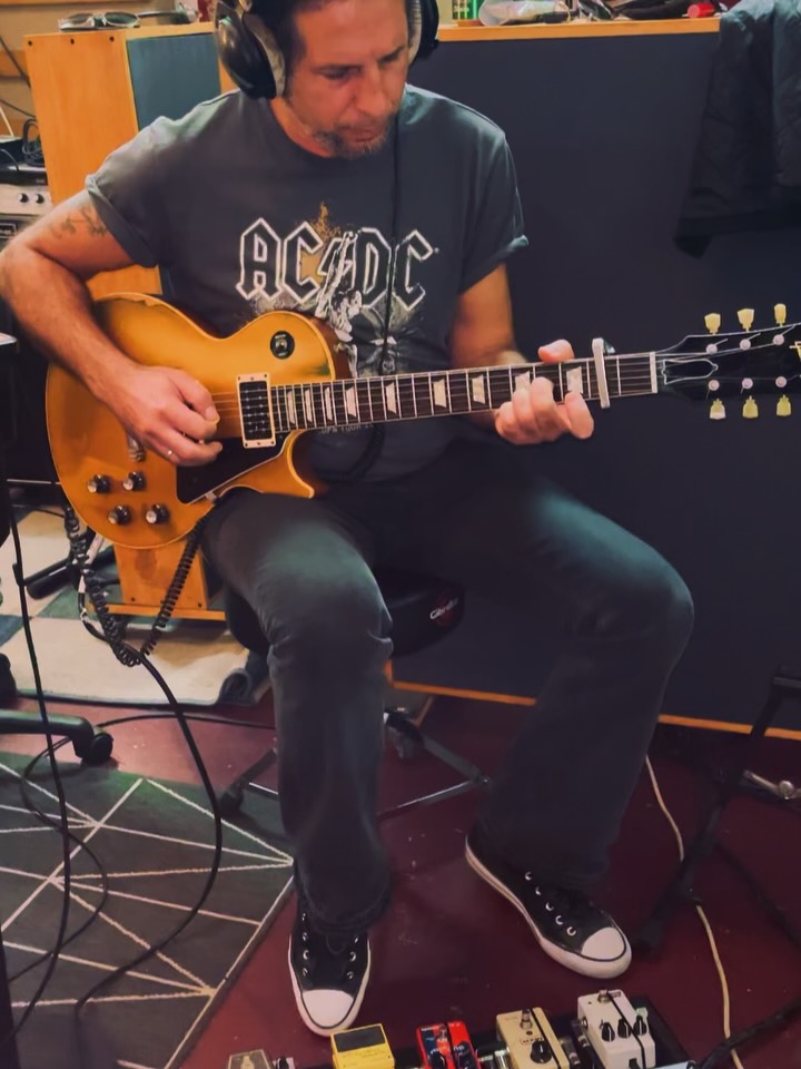 Finalizada la grabación de los 5 temas que compondrán el nuevo trabajo de los hardrockeros malagueños Stone Nipples, “A Ninguna Parte”.
Joe, Añete y Dani han vuelto a demostrar que son una máquina de rock and roll muy bien engrasada grabando sus bases en directo y en un tiempo récord.
#hardrockmusic #rocknroll #recordingstudio #liverecording @stonenipples_oficial