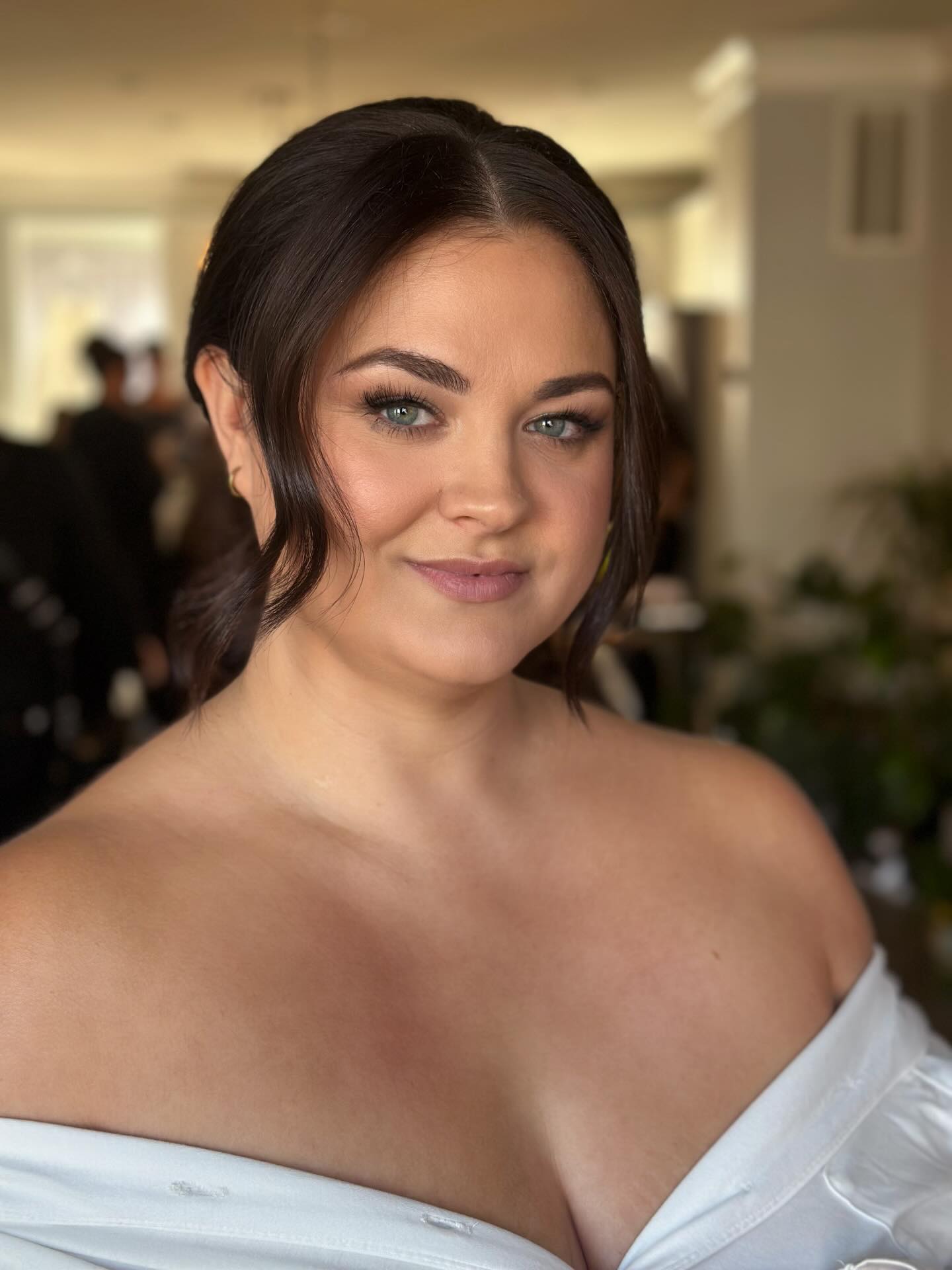 The look vs the products 👉🏻
Kaitlyn's wedding day look was a cool toned lovers dream glam. Her look is giving me Lana vibes.
Hair @101bobbypins @brushedbeautyllc_
•
Skin prep: @soniarosellibeauty
Complexion: @faceatelier @narsissist @hudabeauty @charlottetilbury
Blush/bronzer: @fentybeauty, @hourglasscosmetics, @madebymitchell
Highlighter: @dior @diorbeauty
Lashes: @toofaced @kisslashes @ardellbeauty
Eyes: @makeupbymario @patricktabeauty
#bride #bridalmua #dmvmakeupartist