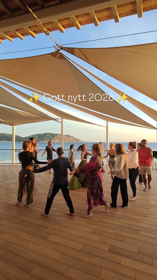 Vid nyår pratar vi ofta om nytt år, nytt liv, nya tag och att vända blad.
Och för många är det precis så – ett skifte som ger kraft och nystart.
Men jag vet också att många, precis som jag, befinner sig mitt i något som både avslutar det här året och som måste få följa med in i det nya.
Så gott nytt år till dig, i vilken process du än befinner dig i just nu ✨
.
.
.
.
.
#nyår2025 #nyårsafton2025 #läkandeprocess #läkning #nyårsafton