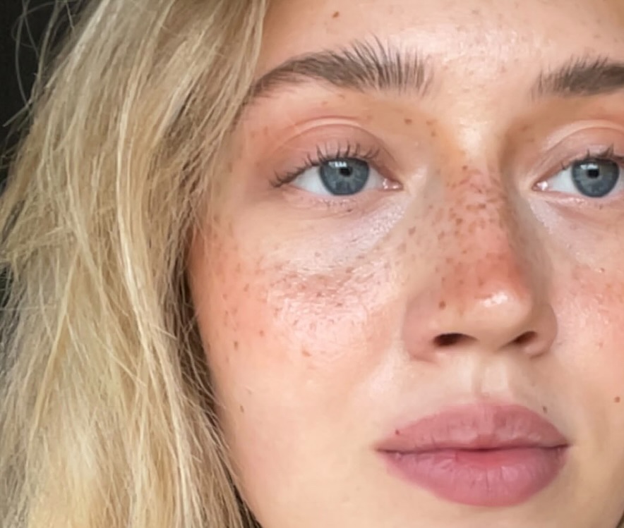 I did that 🚀🧑🎨⬆️
Let’s switch to English, since my client is from Denmark. Thank you for visiting all the way up in the north of the Netherlands. During the treatment, I asked what the weirdest thing about Dutch people is. The answer was that we eat mustard with everything… I thought that was so funny!
#freckles #fauxfreckles #pmuart #tattooedfreckles