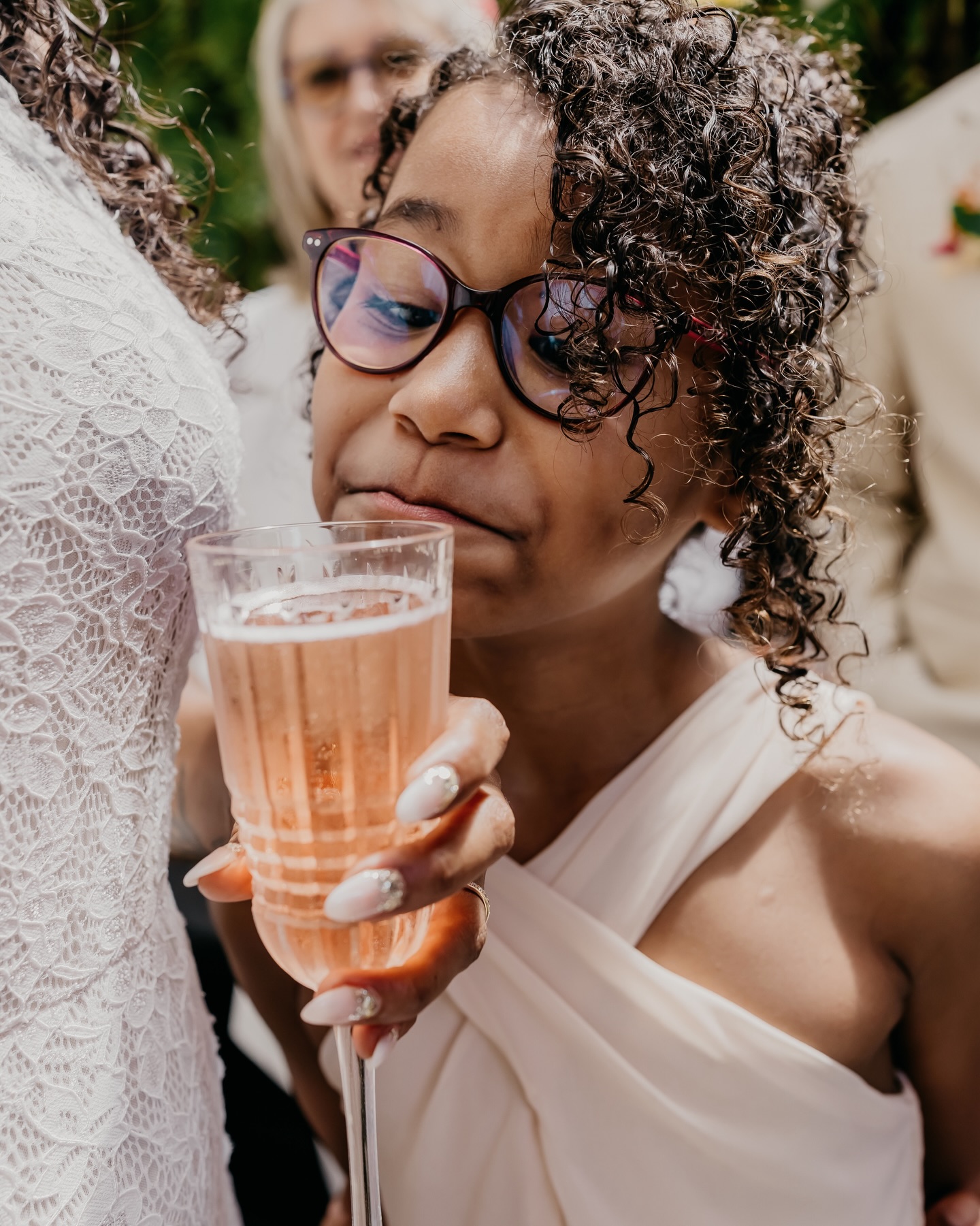 Le cocktail du mariage… C’est un vrai pêle-mêle d’émotions !
Parce que c’est spontané, vivant, tout ce que j’aime 😁
Les invités se retrouvent, s’enlacent, se félicitent, trinquent ( à consommer avec modération évidemment 😉), rient aux éclats, versent parfois une petite larme…
Merci à Esther et Florent pour leur confiance et ce moment de partage, on se retrouve bientôt.. au volcan 🌋
Merci également au @le144restaurant pour l’accueil et le succulent apéritif dînatoire 😋
_____
Je suis Carmen, photographe de vos instants de vie, de votre mariage à La Réunion & en métropole.
📩 Toutes les infos pour réserver votre reportage sont en bio. Contactez-moi en Mp ou par mail contact.carmenlegros@gmail.com
Mariage | Photographe | La Réunion | Couple
#photographemariage974 #mariagelareunion #couple974