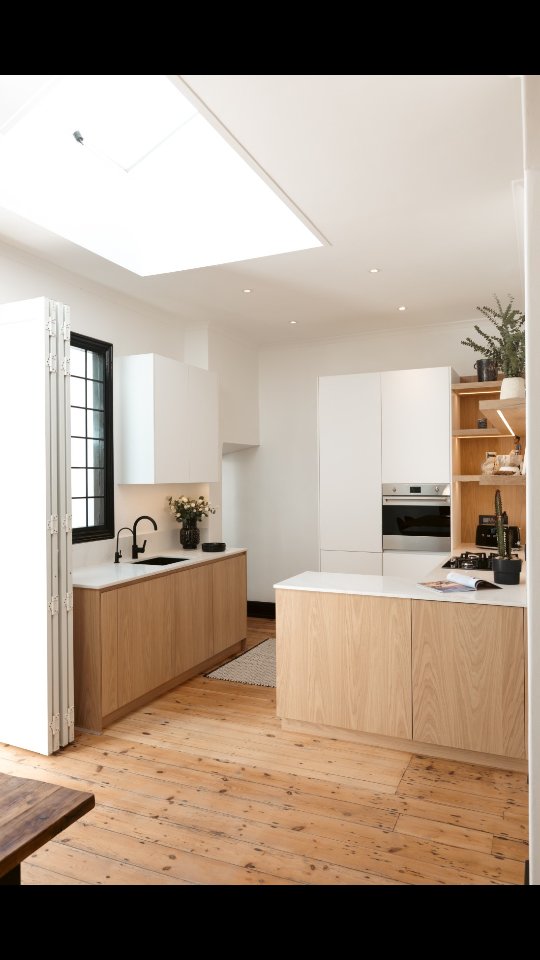 Modern Scandinavian kitchen with light oak cabinetry, matte white wall units, and smooth white countertops for a clean, airy finish.
#ScandiKitchen #ModernKitchenDesign #OakCabinetry #WhiteKitchenStyle #MinimalistKitchen #KitchenInspo #HomeDesignIdeas #InteriorInspo #CleanAesthetic #LightAndBright #KitchenGoals #ModernInteriors #ContemporaryKitchen #ScandiInteriors #camiinteriors