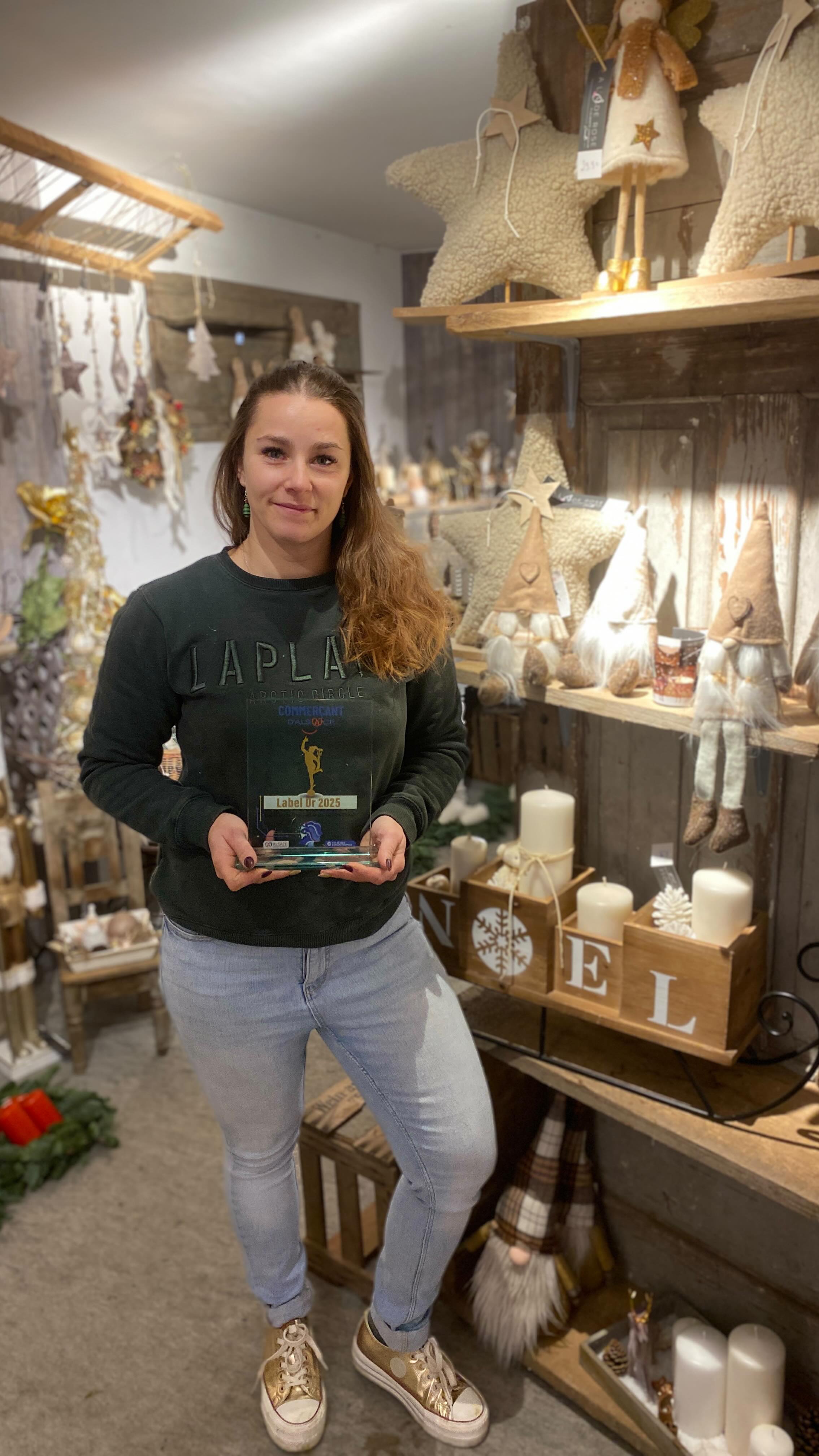 🏆 LABEL COMMERÇANT D’ALSACE 2025 🏆
Pour la 10ᵉ année consécutive ! ✨
C’est avec une immense fierté que nous avons reçu le Trophée du Label Commerçant d’Alsace, décerné par la CCI Alsace Eurométropole lors des audits mystères évaluant la qualité de l’accueil et du conseil client.
Il y a 10 ans, je recevais pour la première fois le Label Commerçant d’Alsace.
Je me souviens encore de cette fierté !
Aujourd’hui, pour la 10ᵉ année consécutive, la @ccialsaceeurometropole me décerne à nouveau ce trophée 🏆
Et si je suis toujours aussi émue, c’est grâce à vous.
Votre confiance, vos sourires, vos petits mots, vos retours…
C’est tout cela qui me donne l’envie de vous accueillir chaque jour avec sincérité, écoute et bienveillance 🫶
Une reconnaissance qui me touche profondément.
Ce label, c’est avant tout votre confiance, votre fidélité, et la passion qui m’anime chaque jour.
👏 Bravo à tous les lauréats et un grand merci à la CCI Alsace Eurométropole 🥨 pour cette belle initiative qui met en lumière l’engagement des commerçants de notre région.
❤️ Merci du fond du cœur à chacun d’entre vous.
Vous êtes la plus belle récompense !
@ccialsaceeurometropole @commercantdalsace @soultzsousforetshohwiller67
#label #trophée #tropheedelacceuil #clientsmystere #reconnaissance
🎥 merci à @stevemaire3 pour ce montage 🤩