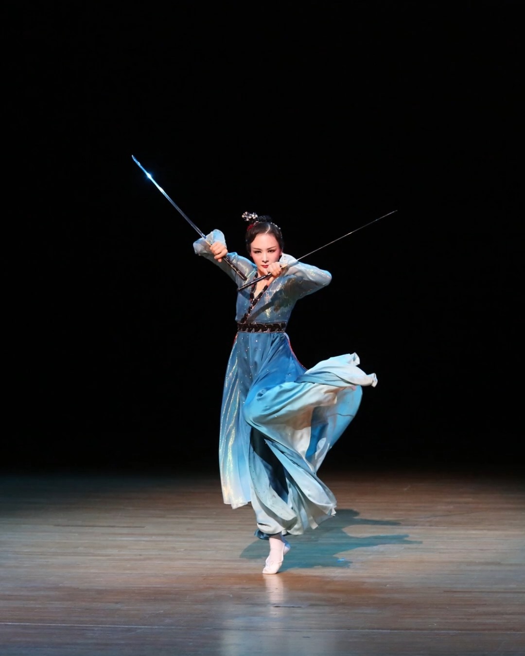 검무(劍舞)는 검을 다루는 무예적 동작 위에 강인함과 우아함을 함께 담은 한국의 전통 예술입니다.
맞서 싸우는 검이 아니라, 지켜내는 검 — 충(忠)·의(義)·벽사(辟邪)의 정신을 품어 한국 무예의 깊은 정신성을 전합니다.
한국24반무예문화진흥원에서는
30년 경력의 국내 최고 검무 전문가 윤자경 단장의 지도 아래
정통성과 완성도를 갖춘 교육을 경험하실 수 있습니다.
✨ 교육 문의는 공식 웹사이트 또는 인스타그램 DM으로 연락 주세요.
💻 www.muye24ban.com
Geommu, the Korean Sword Dance, is a traditional martial art that blends power and grace through refined sword movements.
It is not a sword of confrontation, but a sword of protection — carrying the virtues of Loyalty, Righteousness, and the warding off of evil.
At the Korea 24 Martial Arts Culture Promotion Agency,
you can receive authentic and high-level training under
Director Ja-Kyung Yoon, Korea’s leading sword dance master with over 30 years of experience.
✨ For training inquiries, please visit our official website or send us a DM on Instagram.
💻 www.muye24ban.com
#검무 #전통무예 #무예24반 #한국문화 #무예정신 #전통예술 #검무교육 #한국24반무예문화진흥원 #윤자경 #김대양
#Geommu #SwordDance #KoreanMartialArts #CulturalHeritage #MartialArtsSpirit #TraditionalKorea #SwordDanceTraining #kculture #martialartslife #martialartsclass #koreantraditional #korea24banmartialartsculturalpromotionassociation