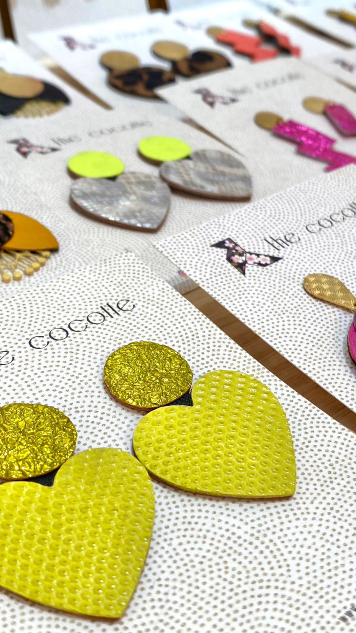 The Cocotte vous confectionne des bijoux en papier, en cuir, en plume, et aussi quelques créations réfléchissantes...#galerienationaletours #toursmetropole #tourscentre #lechoppe_ephemere_37 #boutiquesecreateurs #bijoux #bijouxfemme #bijouxfaitmain #bijouxcreateur #bijouxhandmade #bijouxfantaisie #thecocotte