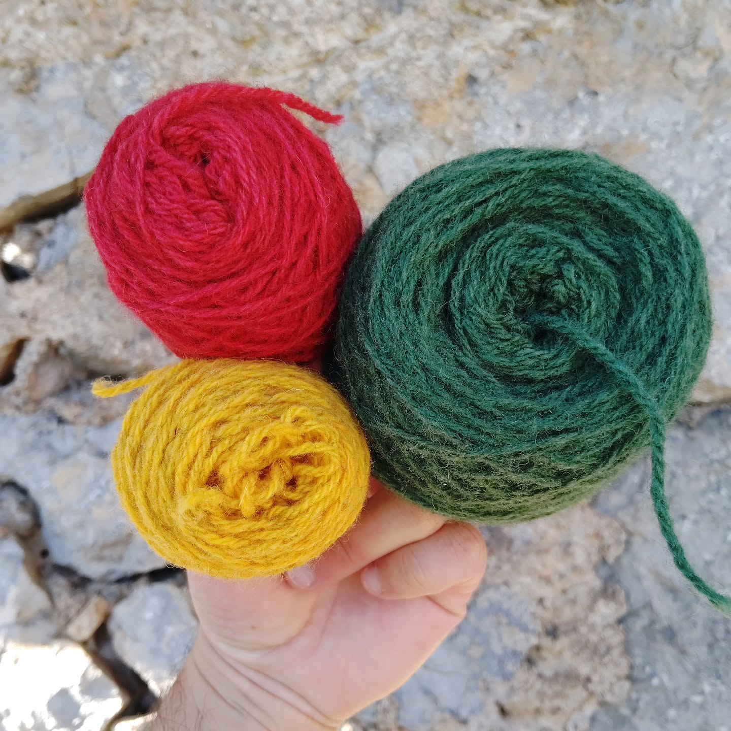 L'autre kit à chaussettes est prêt à partir sur des aiguilles ! Pour une première fois, on part sur des valeurs sûres pour les coloris 🤭
Ce fil à chaussettes vient de chez @lainespaysannes mais je vous en reparlerai quand les kits seront en boutique !
--
gris montagne, c'est de la teinture écologique de laines locales ! Des fils 100% français, des troupeaux pyrénéens et des colorants labellisés GOTS, vous trouverez sûrement votre bonheur dans la boutique.
#teinture #teintureartisanale #laine #laineécologique #lainelocale #tricot #crochet #artisanat #pyrenées #ariège #madeinariège #dye #wooldyeing #indiedyer #frenchwool