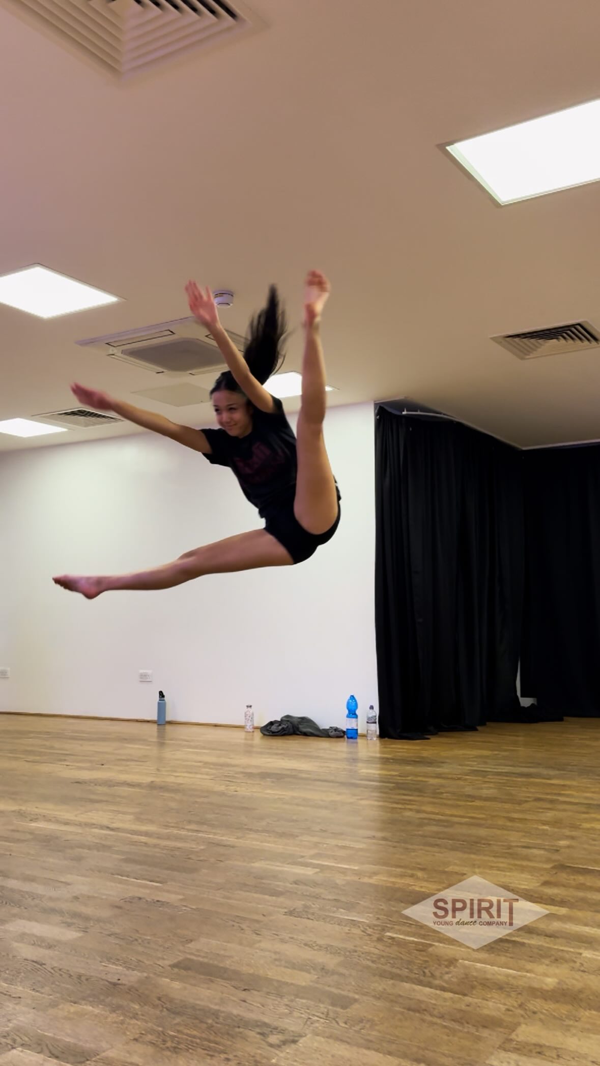 Our seniors working hard in kicks, leaps and turns with the wonderful @amylynnandersonchoreography 🤩 Such incredible progress being made ❤️🔥
•
•
#spiritydc #dance #training #londondance #TeamSpirit #danceteam #dancecompany #dancecompetition #competitivedance
#lovedance #london #jazz #lyrical #commerical