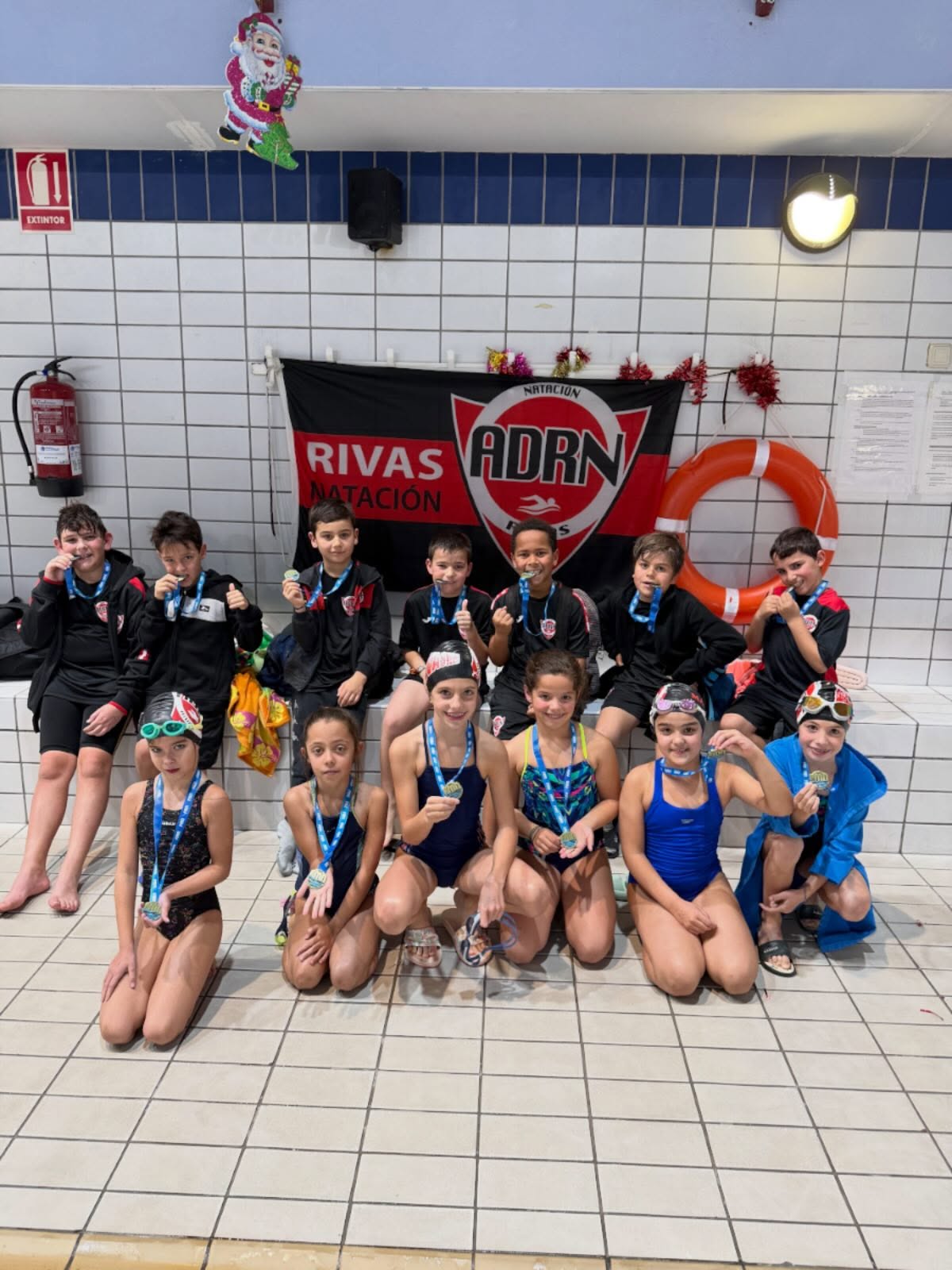 ▪️Trofeo de Navidad Prebenjamín▪️
➡️ Sonrisas, esfuerzo, compañerismo y mucha ilusión ❤️🖤
Más que medallas, momentos que se quedan para siempre
¡Orgullosos de este equipazo! 🏅✨