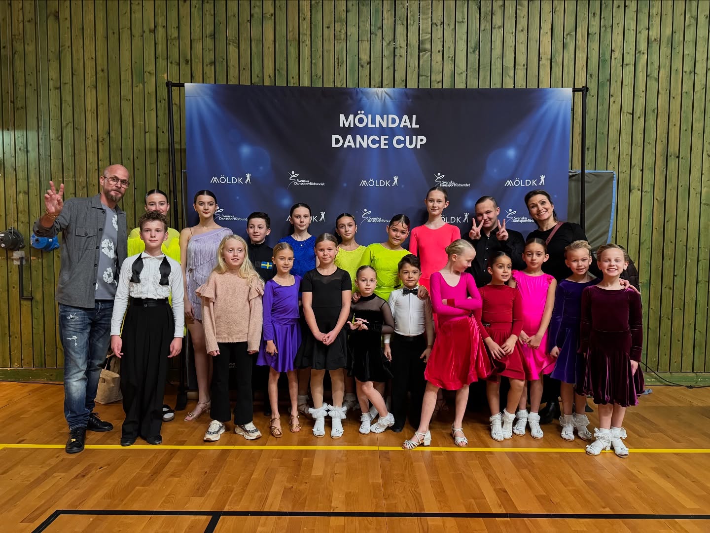 Bilder från senaste tävlingen – E, D och C-klass!
Vi är så otroligt stolta över alla våra dansare som deltog! 💛✨
Extra roligt var det att så många tävlade för allra första gången – vilken energi, glädje och kämpaglöd ni visade på golvet!
Tack till alla som hejade, stöttade och skapade en fantastisk stämning. Detta är bara början – vi ser fram emot många fler minnesvärda tävlingar tillsammans! 💃🕺💥