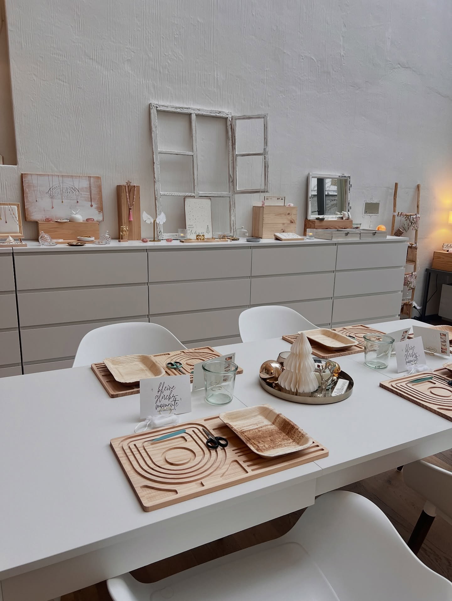 ✨ Mystic Muse Mala Workshop – heute ✨
Heute durfte im Vivescam Atelier wieder etwas ganz Besonderes entstehen:
Zeit für Ruhe, Rückzug und bewusste Verbindung. Perle für Perle, Knoten für Knoten – mit Raum für Gedanken, Intentionen und den persönlichen Blick nach vorne.
Eine Mala ist mehr als Schmuck.
Sie ist Begleiterin. Erinnerung. Anker.
Für Deinen Weg durch den Alltag – und durch das neue Jahr 2026.
🤍 Im Januar gibt es noch einen freien Platz.
Wenn Du Dir eine Auszeit wünschst und Deine eigene Mala als Begleiterin für 2026 gestalten möchtest, melde Dich gerne bei mir oder sichere Dir Deinen Platz über die Website.
Ich freue mich auf Dich!
#vivescam
#mysticmusemala
#malaworkshop
#achtsamkeit
#bewusstezeit
#auszeitfürdich
#intention
#jahresbeginn
#2026vorbereiten
#seelenschmuck
#handgemacht
#atelierbubikon
#slowdown
#innererkompass
#glitzernendemomente
#year #happynewyear