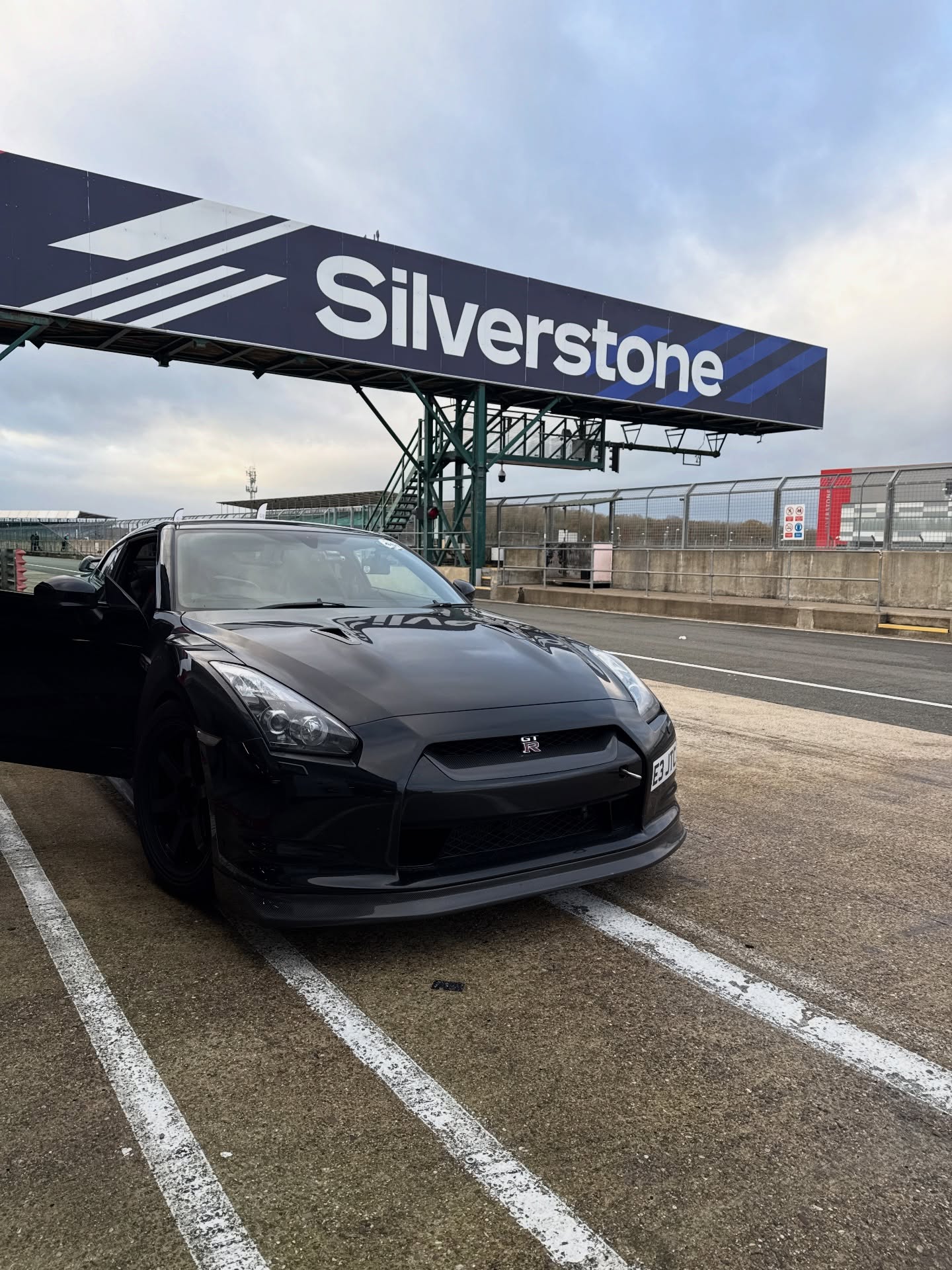 What a test day 🏁
Silverstone in the rain was an experience to say the least! Incredible circuit, and the event was run really well — couldn’t fault the team.
Some awesome cars as always… but back to the main reason: our GTR brake cooling kit! We can confirm it was a massive success. The kit performed flawlessly, giving the driver ultimate confidence in the brakes.
Keep your eyes peeled — this kit will be available early next year! The only proper brake solution on the market right now with centre entry into the disc 💪🏼