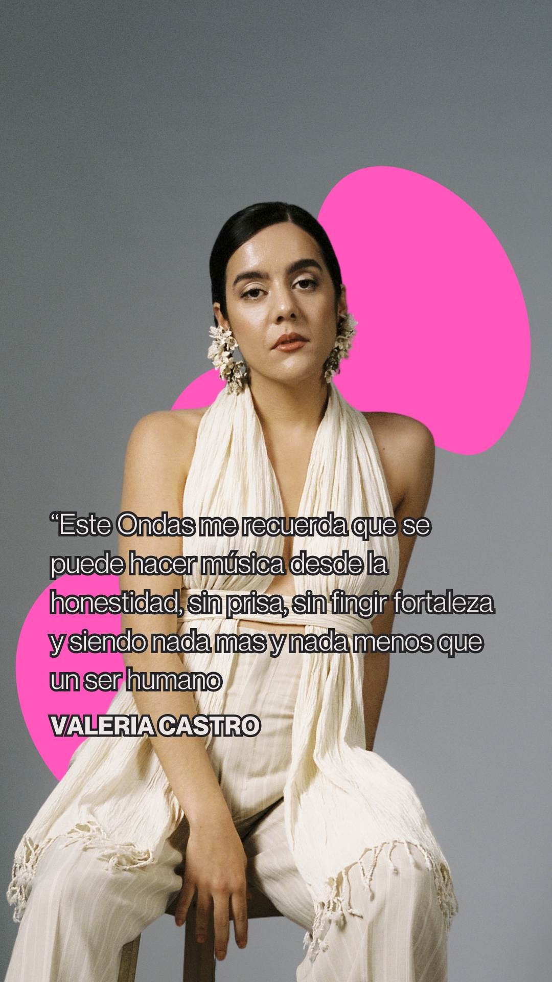 Anoche, Valeria Castro recogía el Premio Ondas 2025 a Fenómeno Musical del Año con un discurso lleno de honestidad.
Con la serenidad que la caracteriza, recordó que la voz no es solo un instrumento, sino un reflejo del cuerpo, de la mente y de todo lo que atravesamos: “Convive con lo que pasamos, con cómo nos tratamos y con el límite del cuerpo”.
El galardón llega como reconocimiento a su talento, sí, pero también a su manera de estar en la música: sincera, sin prisas y sin fingir fortaleza.
“Este Ondas me recuerda —dijo— que se puede hacer música siendo, simplemente, un ser humano”.
Un premio a su sensibilidad, su resiliencia y a la verdad que hay en todo lo que canta.
📹 Cadena Ser