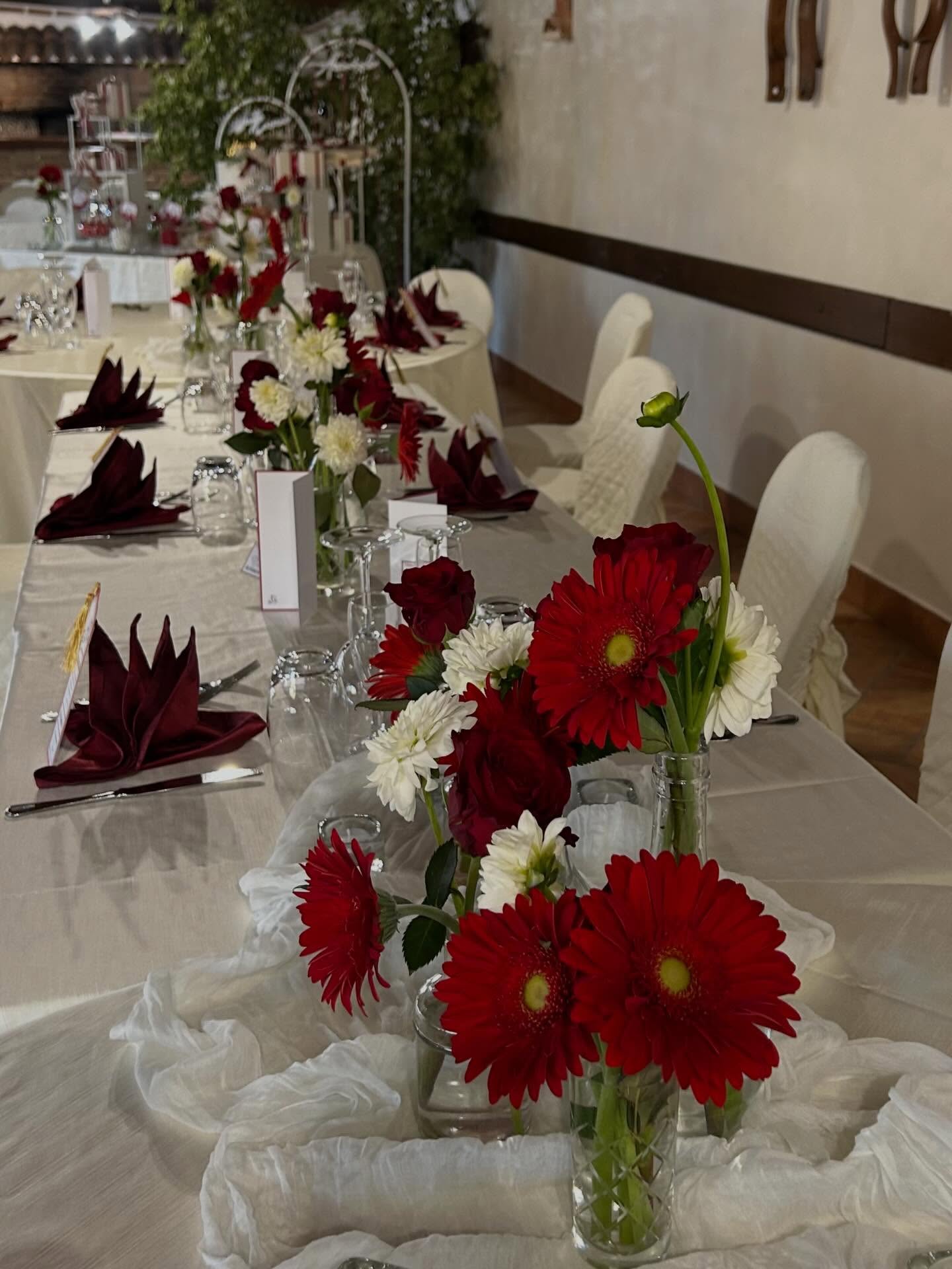 Sui tavoli, il tessuto garzato cade come una nuvola leggera, accarezzando i piccoli vasi di vetro che custodiscono fiori silenziosi e pieni di significato.
Ogni dettaglio — un nastro, un cartellino, una candela — diventa parte di una stessa storia, scritta con la grazia di chi celebra un passaggio prezioso.
#GraficaEmozionale #lauratojagrafichepereventi #AllestimentiCreativi #ProgettiSuMisura #PaperDesign #DettagliCheParlano
#Cresima #AllestimentiCresima #EventDesign #SweetTable #ConfettataElegante