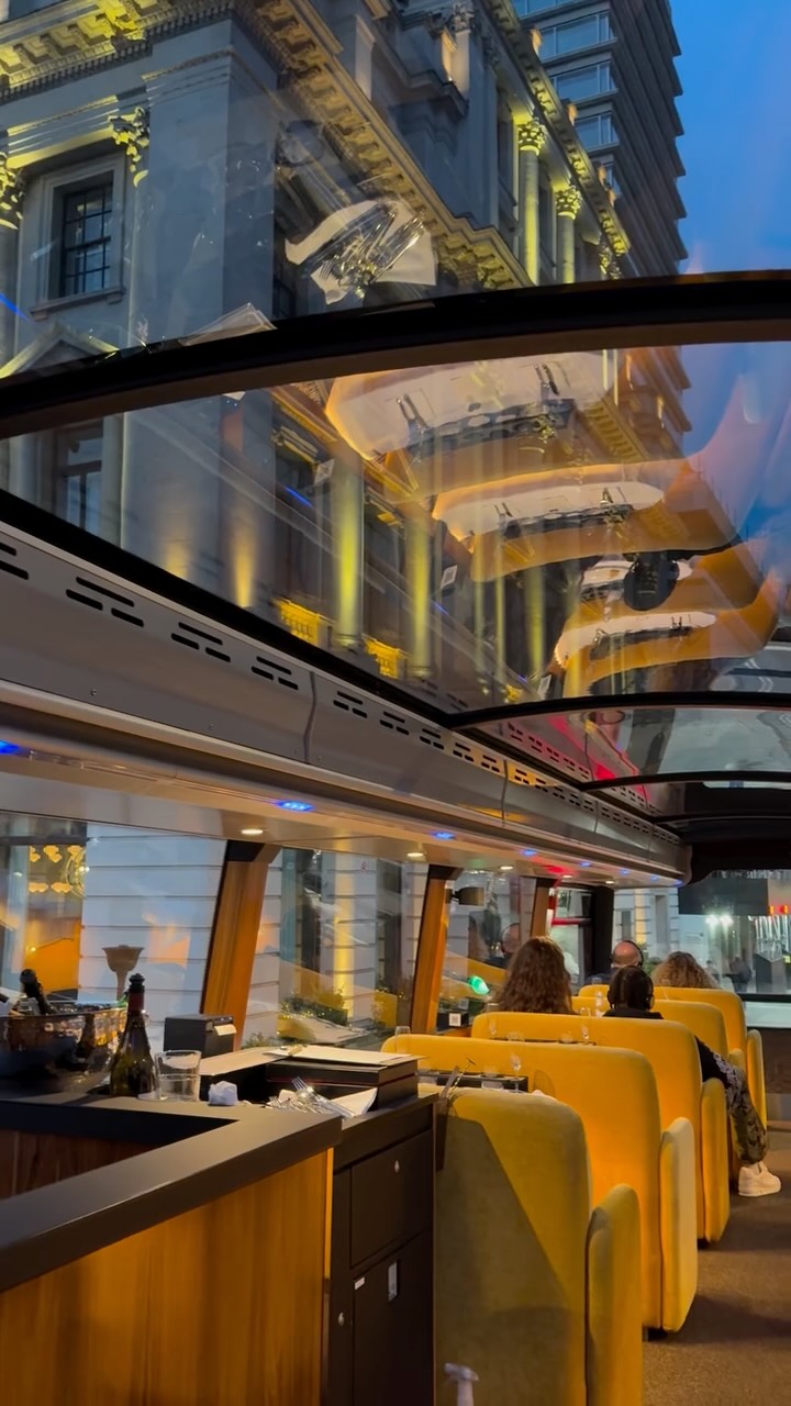 Don’t forget to look up ! #seelondondifferently #seelondon #vipbus #newexperiencelondon #londres