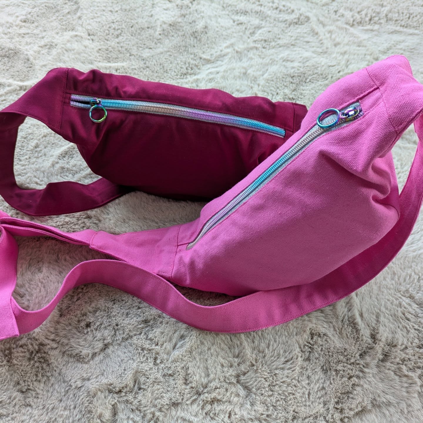 My entry for the sewing challenge #agtn25 run by @sewlikedotty are these really cute @bfpatterns baby bestie bags!
These were such an enjoyable project, I made them for my twin nieces birthday who were delighted with them. They were off to see the Wicked sequel so as you can see I filled them up with chocolate and popcorn ๐ฟ๐
Supplies:
Outer fabrics @roysmaterialworld
Lining fabric @abakhanfabrics
Rainbow zips and pulls @thepurplestitches
Labels on inside pockets @cosyclubhandmade
(I am based in England)
It's brilliant seeing everyone else's entries, the creativity and unique ideas are always inspiring! โจ๐งต