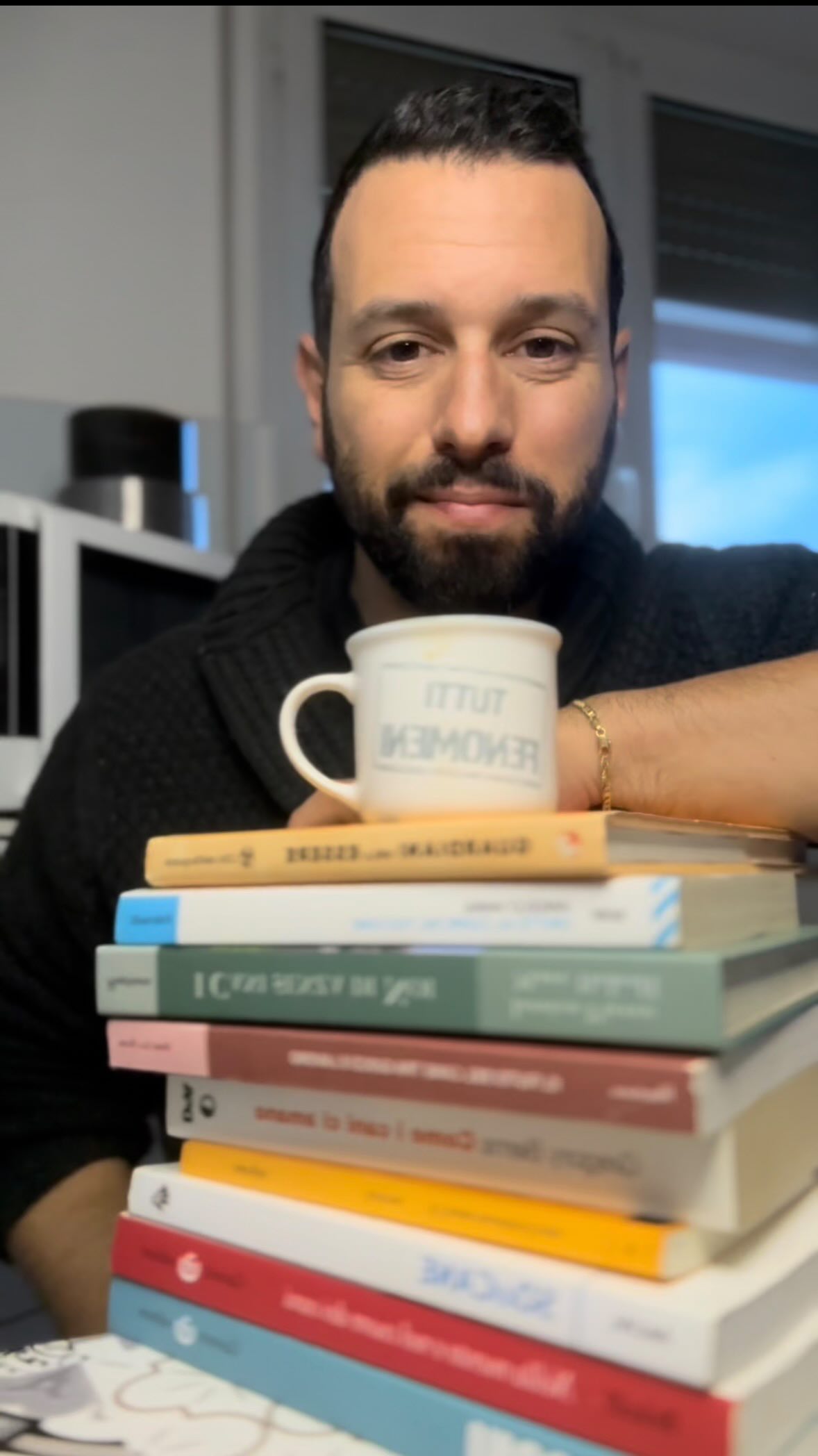 ♥️ Ci sono cose che nella vita non avevo mai davvero immaginato di fare… e scrivere un libro era una di queste
Qualche mese fa una casa editrice mi ha contattato. Ho riletto quel messaggio decine di volte, tra stupore, dubbi ed emozione. Ci ho pensato a lungo, perché non volevo scrivere qualcosa di banale o già visto. Volevo che fosse utile, vero, profondo. Volevo che potesse aiutare cani e famiglie.
Alla fine ho detto sì.
E oggi posso dirvi che il mio primo libro è in cammino… ed è quasi arrivato alla meta.
L’uscita è prevista tra marzo e aprile 2026, con distribuzione nelle principali librerie italiane (Feltrinelli e Mondadori, ma anche tante librerie indipendenti). E questo, per me, significa tantissimo.
Chi mi segue da tempo sa quanto i libri, soprattutto quelli cinofili, facciano parte della mia vita. Forse qualcuno ricorda anche il mio format “Cinofilibro”.
Da oggi inizierò a condividere qualche piccolo aggiornamento, passo dopo passo, pagina dopo pagina.
Se volete accompagnarmi in questo viaggio dall’inizio, potete iscrivervi alla newsletter 👉 canefelice.it/newsletter
Il titolo ancora non ve lo dico.
Ma vi dico una cosa: dentro ci sarà tutto quello in cui credo.
Giuseppe - Dog Coach 🚀
#libroincammino #cinofilia #culturacinofila #canefelice #relazioneuomodog #istruttorecinofilo #approcciocognitivo #educazionecinofila #libri #libricinofili #librerieindipendenti #passione #progetto #sogniscrivono #dogcoach