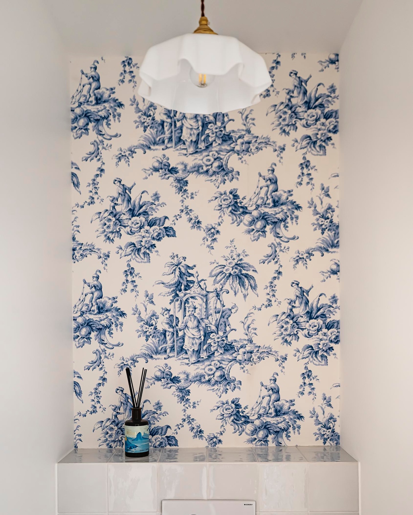 Dans la série des plus jolis petits coins de Paris, en voici un qui fait voyager avec son papier peint @lamaisonbineau et sa suspension @paxelstore #wc #architecture #design #architecturedinterieur #picoftheday