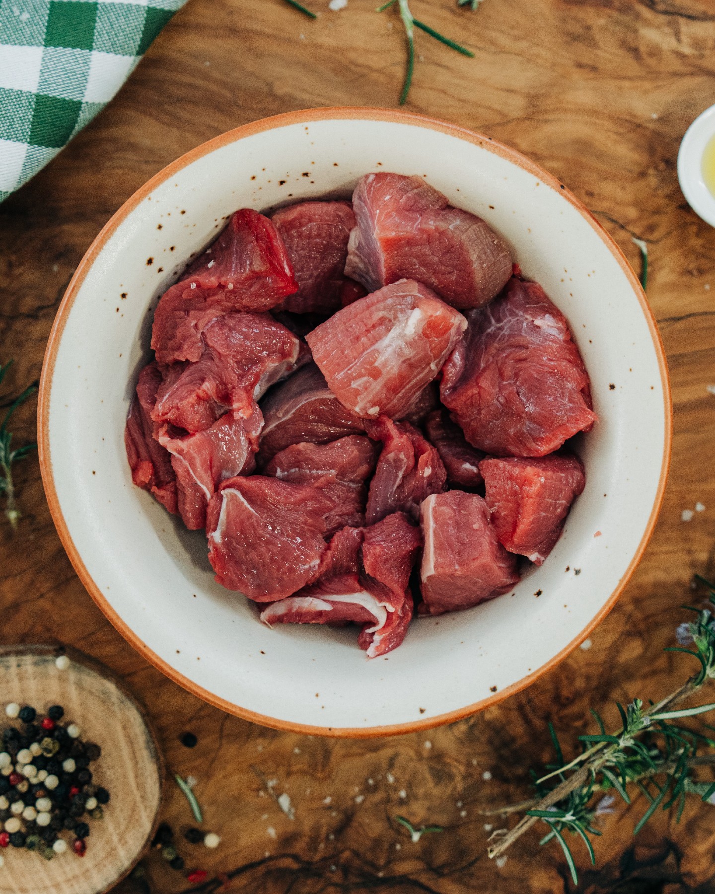🔥 Empieza la temporada de guisos, caldos y cocina lenta.
El frío asoma y la cocina se llena de aromas de otoño: setas, verduras de temporada, carnes tiernas y caldos que reconfortan 🍂
Es tiempo de ollas al fuego, de recetas tradicionales y de disfrutar de esos platos que saben a hogar.
En Carnicería Ecológica Robres lo tenemos todo para acompañarte en tus guisos de otoño, con producto ecológico y de calidad.
Cuéntanos en los comentarios: ¿qué guiso no puede faltar en tu cocina esta temporada?
#carniceriarobres #carniceriaecológicarobres #ganaderíaextensiva #km0 #transhumanciac