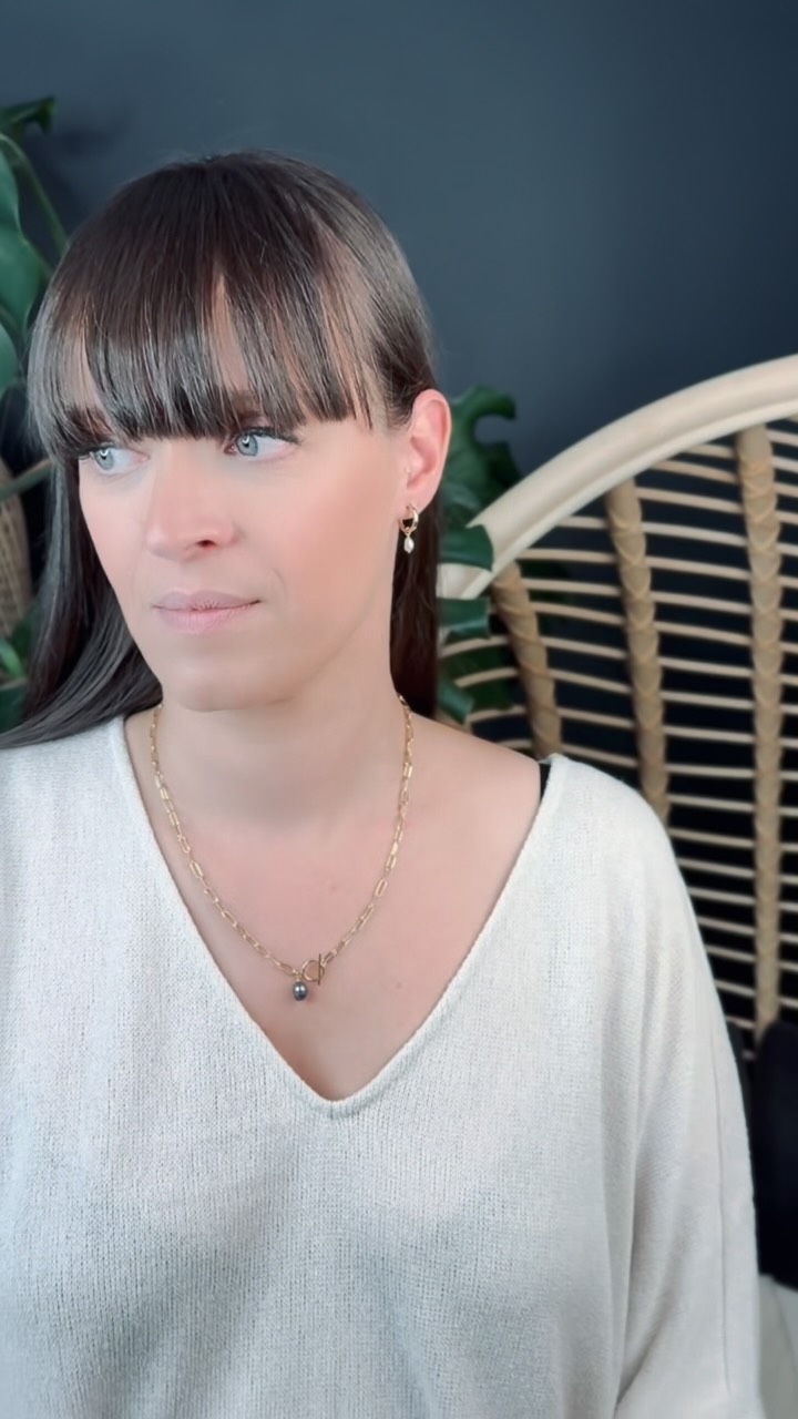 Collection Waterfall c’est l’art de sublimer la simplicité.
Chaque pièce est créée autour d’une véritable perle d’eau douce, choisie pour sa jolie couleur et sa douceur naturelle.
Un design épuré, qui accompagne chaque mouvement et apporte cette touche de caractère qu’on adore.
Une collection pensée pour celles qui aiment la beauté sans effort, et les détails qui font la différence.
Collier, bracelet, boucles d’oreilles ou mini créole, et vous quelle est votre pièce préférée ?
#amoodz #fabricationartisanalefrançaise #bijouxcreateur #bijouxfaitmain #bijouxmadeinfrance #sudouest #amoodzbijoux