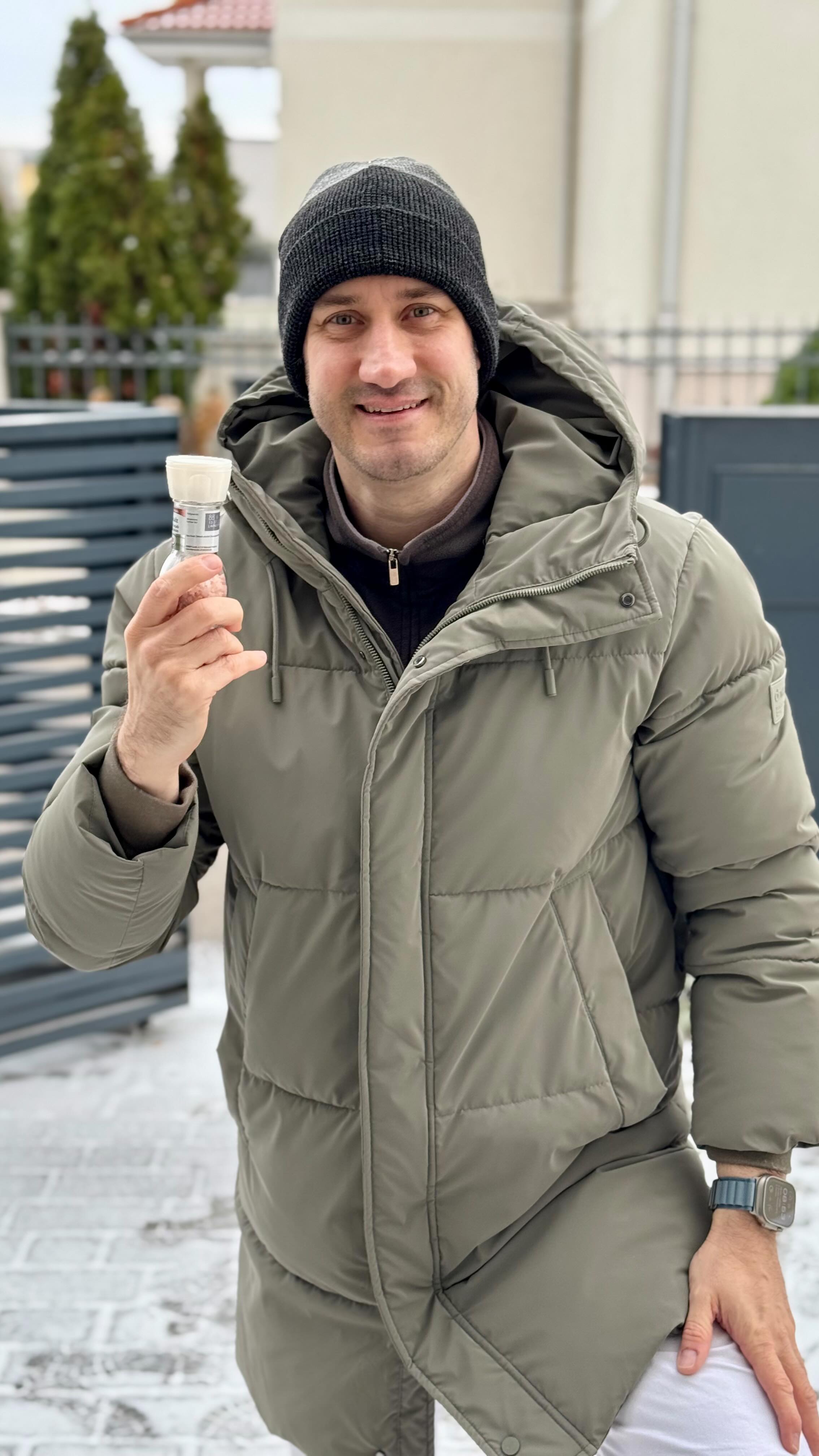 Heute hat’s zum ersten Mal geschneit ❄️
Und natürlich hatte ich als Shiatsu Therapeut alles bereit…
fast alles, außer Streusalz 😂
Also stand ich da,
mit meinem Salzstreuer aus der Küche,
und habe den Gehweg bestreut,
als würde ich eine Portion Spaghetti „al dente“ würzen. 🍝🧂😂
Aber hey – Sicherheit geht vor!
Und meine Klient gleiten jetzt nur noch
in die Entspannung, nicht auf dem Eis 😊
#shiatsu #shiatsumichl #tcm #himberg #meridiane #schnee #glatteis #gesundheit #health #insta #salz #salzstreuer #sicherheit #geheimtipp #streusalz