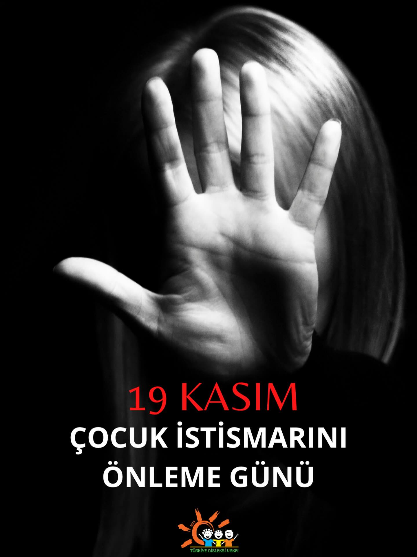 Her çocuğun güvenli, sevgi dolu ve korunmuş bir yaşam hakkı vardır.
Bugün, istismarın görünmezliğine karşı ses çıkarma; çocukların beden bütünlüğünü, duygusal sınırlarını ve güven duygusunu koruma sorumluluğumuzu hatırlatma günü.
Türkiye Disleksi Vakfı olarak, her çocuğun güvenli alanlara erişimini, desteklenmesini ve güçlendirilmesini savunuyor; farkındalığın ve koruyucu–önleyici çalışmaların yaşamları değiştirdiğine inanıyoruz.
Çocukları korumak hepimizin görevi.
Gördüğünde müdahale et, duyduğunda paylaş, şüphelendiğinde sor. Çünkü bir çocuğun hayatı, bir yetişkinin farkındalığıyla değişebilir.
#19Kasım #ÇocukİstismarınıÖnlemeGünü #ÇocuklarıKoruyalım #TürkiyeDisleksiVakfı