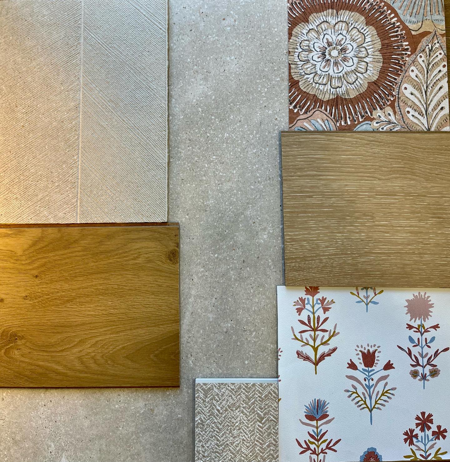 Diciembre diseñando para empezar el nuevo año con nuevo hogar 🏠 para una familia muy especial ❤️
Para una clienta amante de los tonos beige, la propuesta de color viene con el papel pintado.
Sigue aquí si quieres ver cómo será esta reforma integral con cocina abierta y una iluminación pensada al detalle.
#livinglavidadeco #diseñodeinterioresmadrid #interiorismo #decoracion #iluminacion #tarimas #baños #papelpintado #deco #decoradoresmadrid