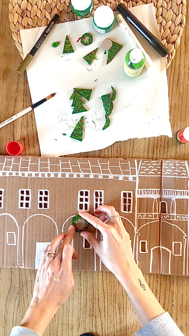 Oggi è San Prospero! Giorno in cui si dà il via ufficialmente al periodo natalizio facendo l’albero 🎄
Ma se c’è una cosa che mi arlìa (disturba) tantissimo è vedere il piede di plastica o di detto.
Nell’attesa che venga coperto dalla montagna di regali che mi farà @nrd.uz e che io farò a lui, ecco un trucchetto per coprirlo.
Necessario:
📦 Un grosso scatolone di cartone
🎨 Colori a gesso liquido (@poscadanmark o simili)
📌 Colla stick
✂️ Forbici o taglierino
📸 una foto reference di un posto che vi piace. Io ho scelto Piazza Fontanesi ma ne ho realizzato uno con lo skyline di Milano per la mia sorellina che vive là.
Trasferite il disegno ✏️ con una matita sul cartone e quando vi soddisfa ripassatelo con il colore e decoratelo a piacere.
Trucchetto: sul retro del cartone, in corrispondenza delle finestre, potete anche fissare un filo di lucine 💡cosi sembrerà un villaggio in notturna.
Fatemi sapere come viene il vostro!
.
#diy #decoration #christmastree #natale #alberodinatale #craft
#reggioemilia #piazzafontanesi #visitemilia