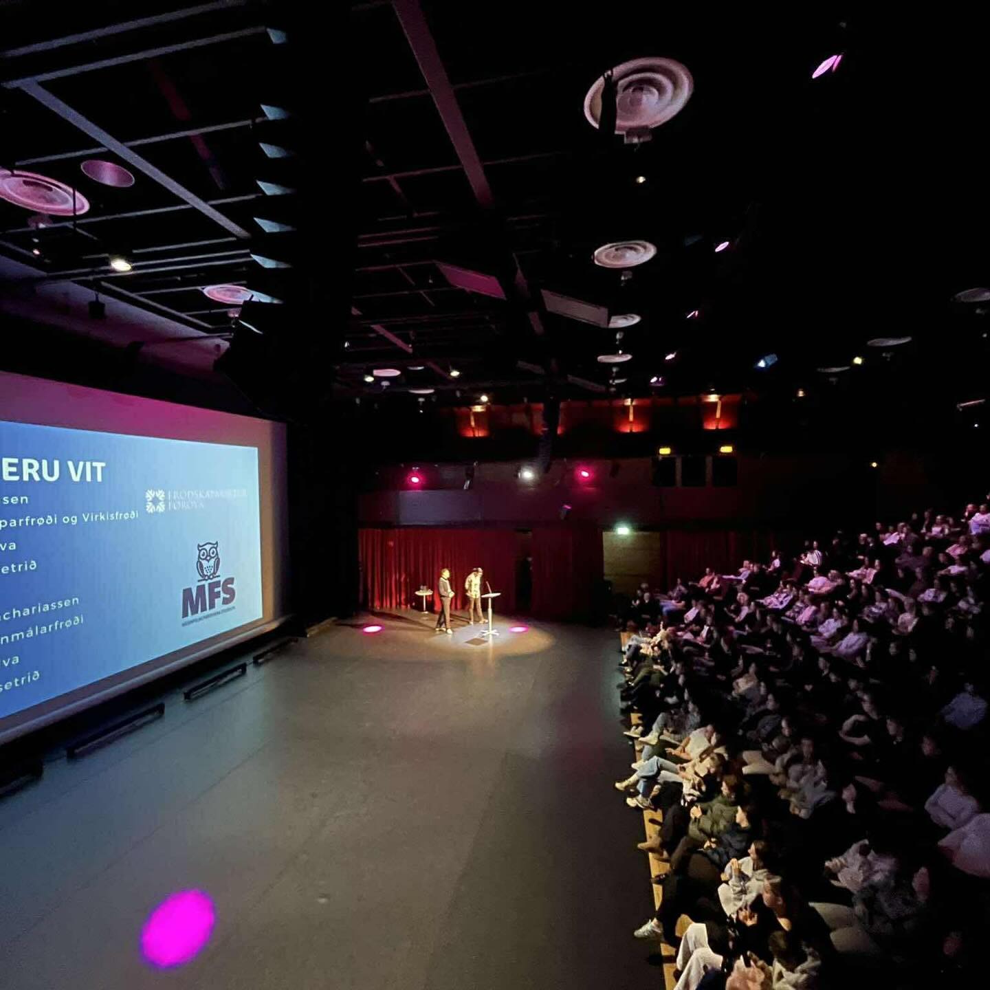 Hvar gongur leiðin aftaná miðnám? 📚
Nógvir eru møguleikarnir! Á Markleys Útbúgving 2025 kundu miðnámsskúla næmingar hoyra framløgur um útbúgvingarmøguleikar bæði uttanlands og í Føroyum. Næmingarnir høvdu eisini høvi at vitja básar fyri at fáa spurningar svaraðar um eitthvørt.
MFS var sjálvandi eisini við, har vit heilsaðu uppá lesandi og fingu nógv góð prát.
Vit hava eisini drigið lut um eitt havnakort á 500 kr, millum øll tey ið vitjaðu básin hjá okkum hendan dagin. Vinnarin gjørdist Dávid Busk - hjartaliga til lukku!