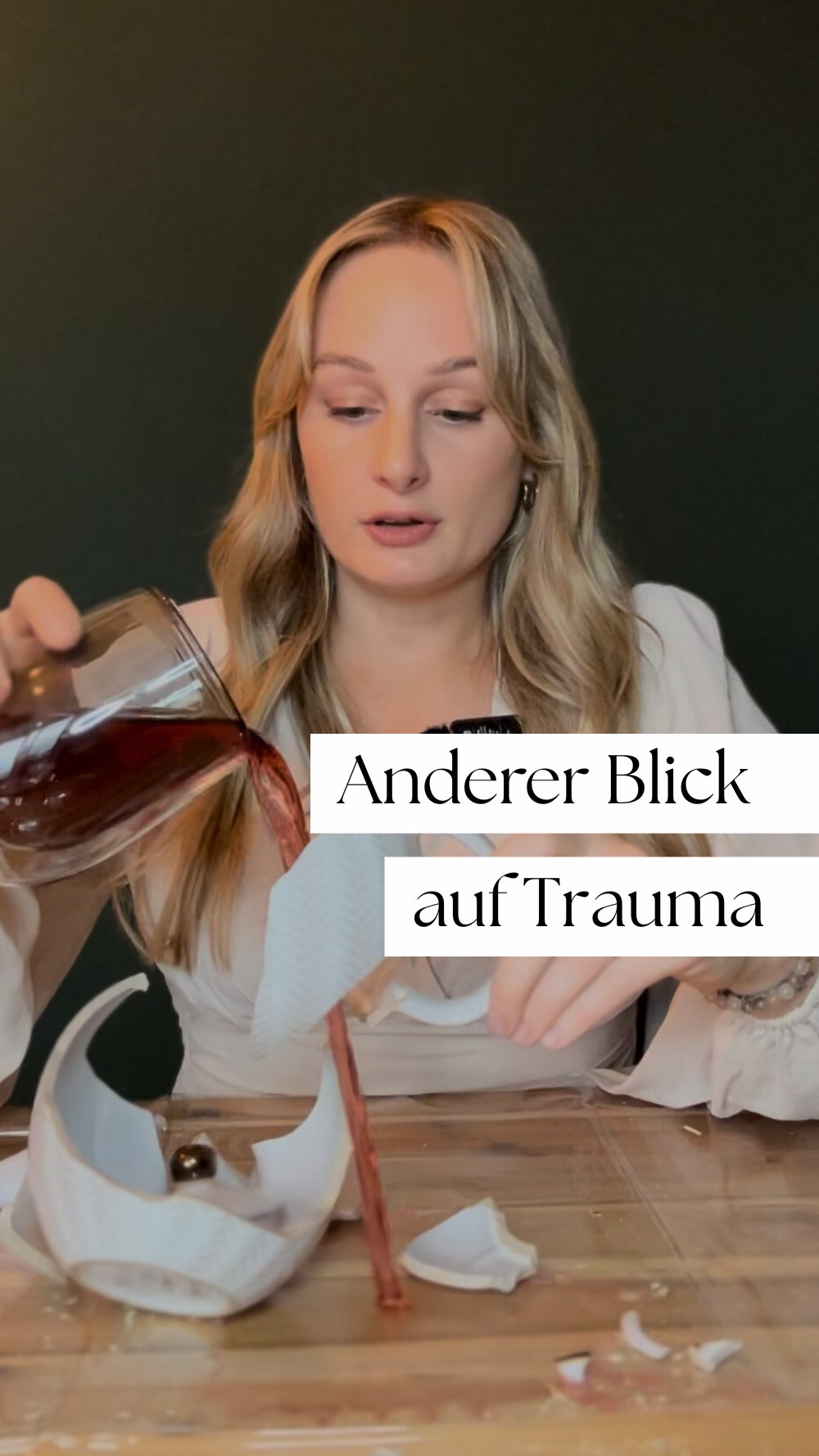 Dein Schmerz bekommt heute n Platz & setzt dich neu zusammen.♥️
Folgen nicht vergessen.
An deiner Seite,
Sarah 🐚
#psychotherapie #trauma #depression #psychologie #tiefenpsychologie