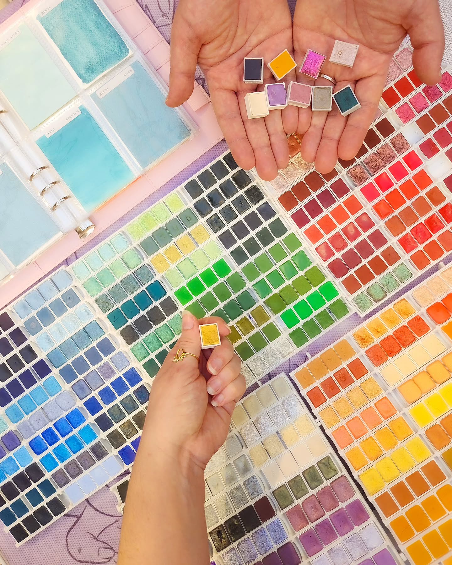 ✨ Le Dernier jour du dernier marché de l'année ✨
Aujourd'hui, dans quelques heures, on ferme cette belle parenthèse de marchés
Merci à toutes celles et ceux qui sont passés, qui ont pris le temps de discuter, de regarder, de toucher, de choisir, de soutenir le travail fait à la main ❤️
Vos mots, vos sourires et votre enthousiasme donnent énormément de sens à tout ça
Merci aussi, plus largement, pour cette année : pour votre fidélité, votre curiosité, vos commandes, vos partages… tout.
C’est grâce à vous que cette aventure continue, et c’est une immense chance
Le p'tit rappel de Noël : Il reste 5 jours seulement pour passer commande en ligne et recevoir vos aquarelles à temps pour Noël ✨
Après ça, je ferme les commandes pour pouvoir préparer les fêtes sereinement
Encore merci, du fond du cœur
À tout de suite sur le @sundaymarketdijon , à tout de suite en story aussi pour la couleur de l'avent du jour !
Bague : @tidie_creation
Deuxième paire de mains : @etokool_
#lepigmentarium #aquarelle #faitmain #arcenciel #artisanatfrancais #aquarellefrance #aquarellepailletée #aquarelleartisanale #marchedenoel #marchecreateurs